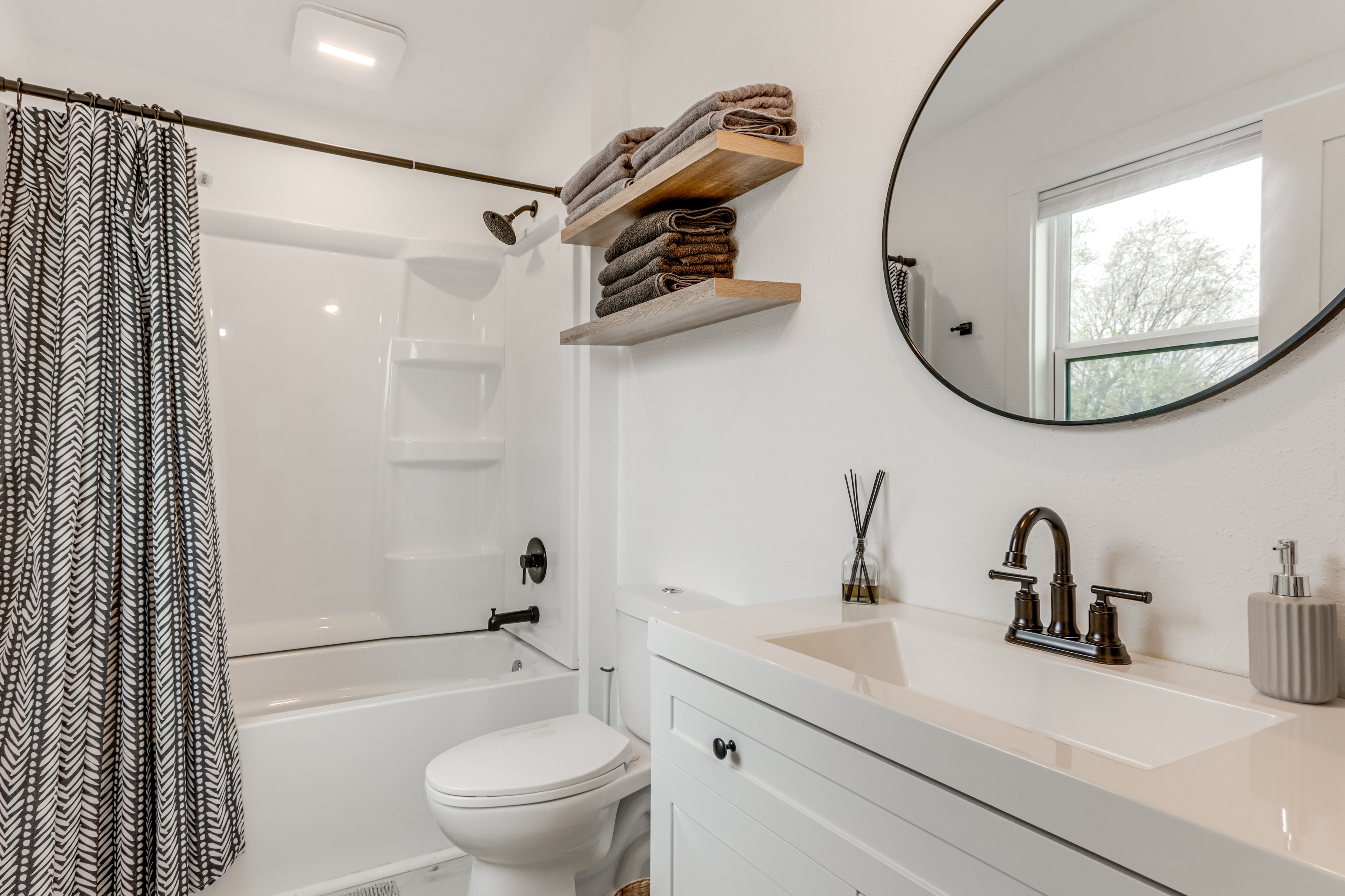 Full Bathroom | 2nd Floor | Towels Provided