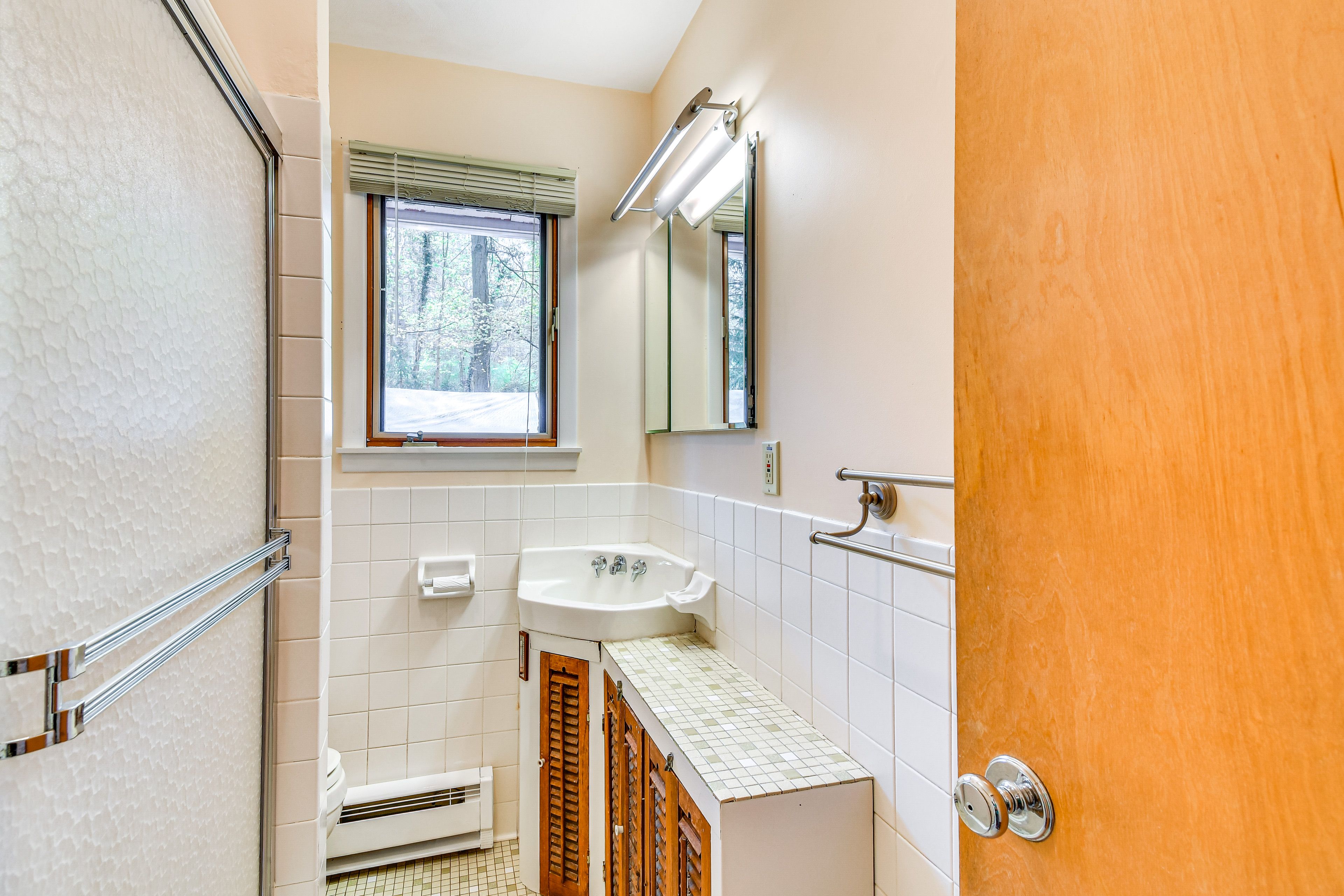 Full Bathroom | Towels Provided