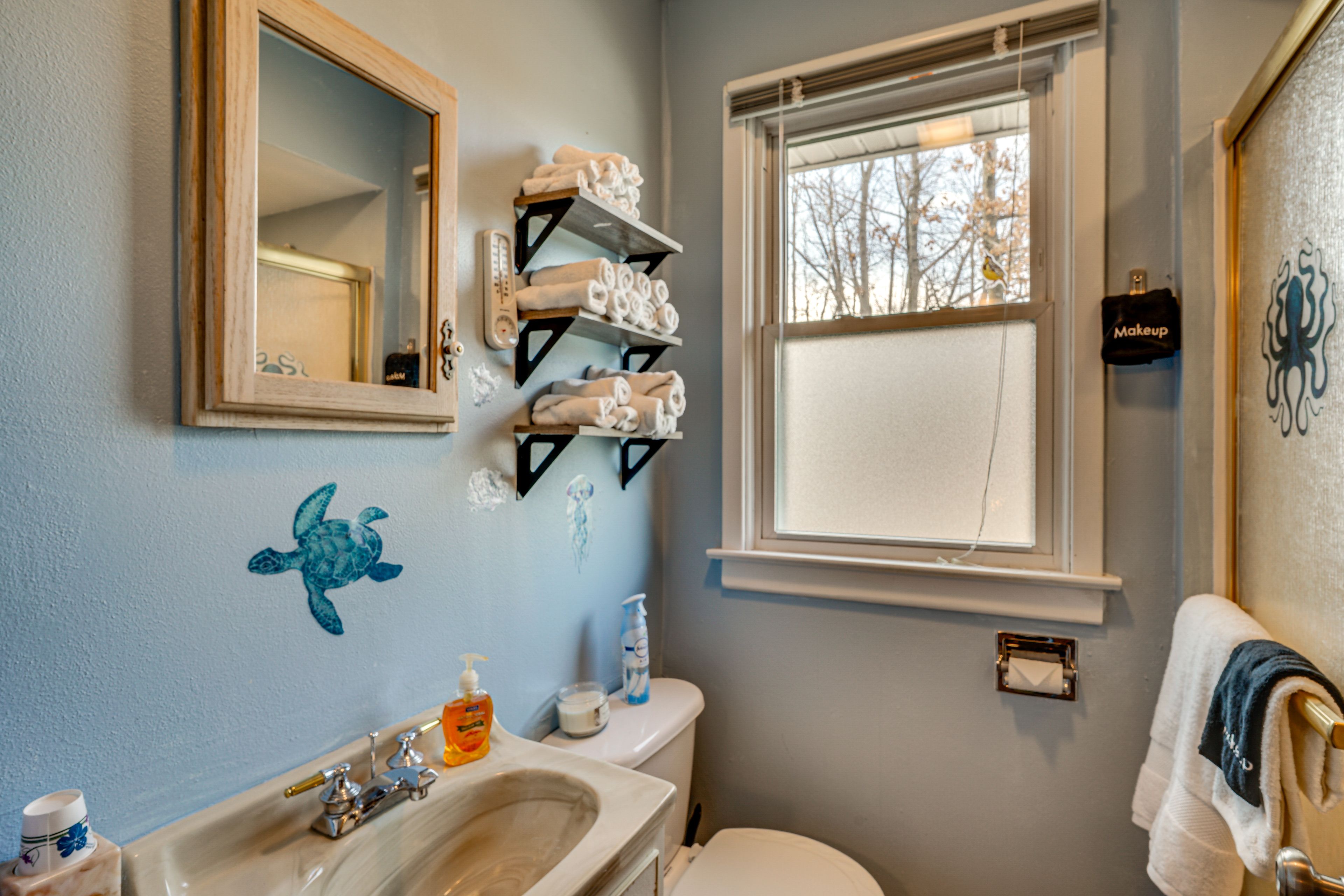 Full Bathroom | Towels Provided | 2nd Floor