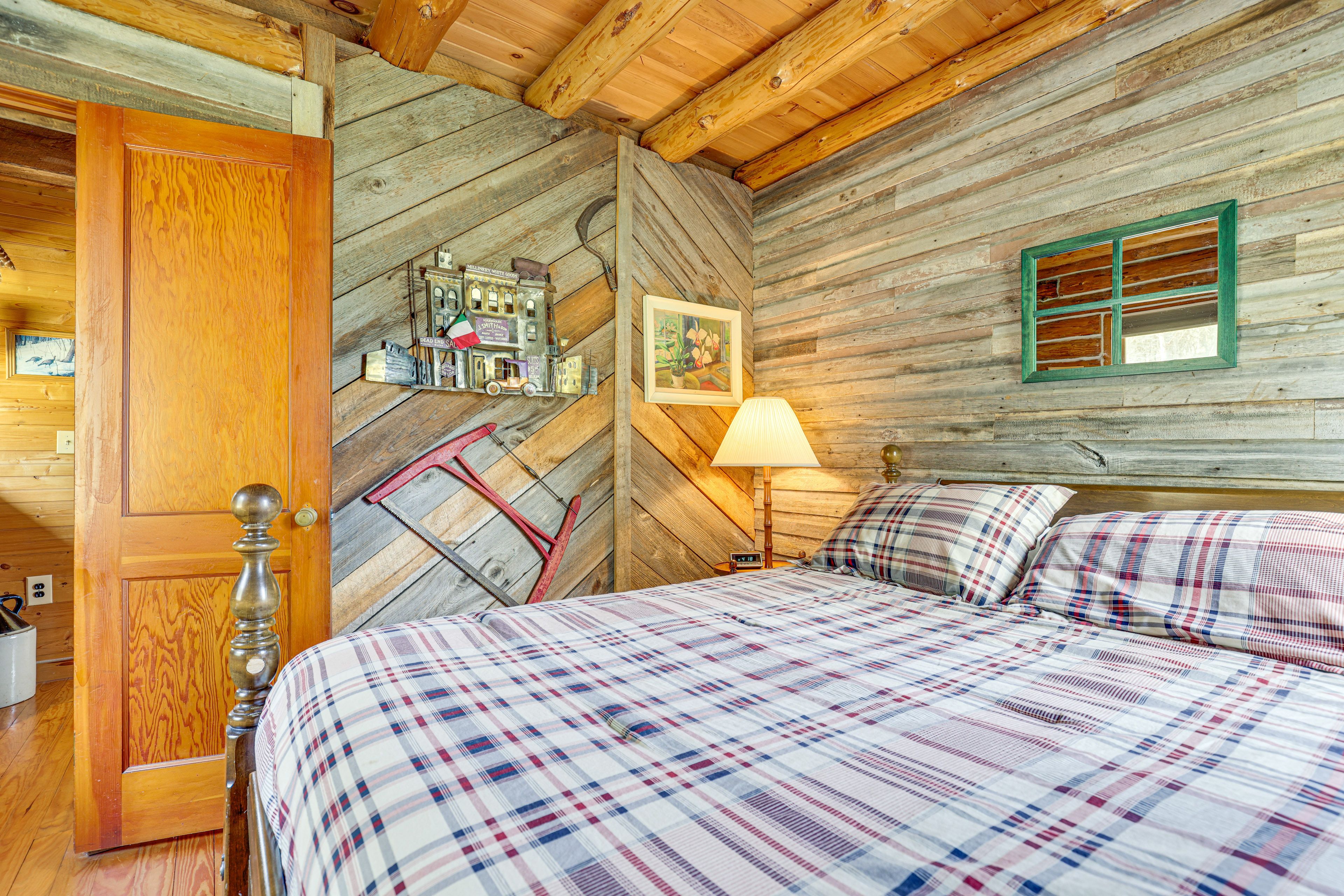 Bedroom 1 | Queen Bed | 1st Floor