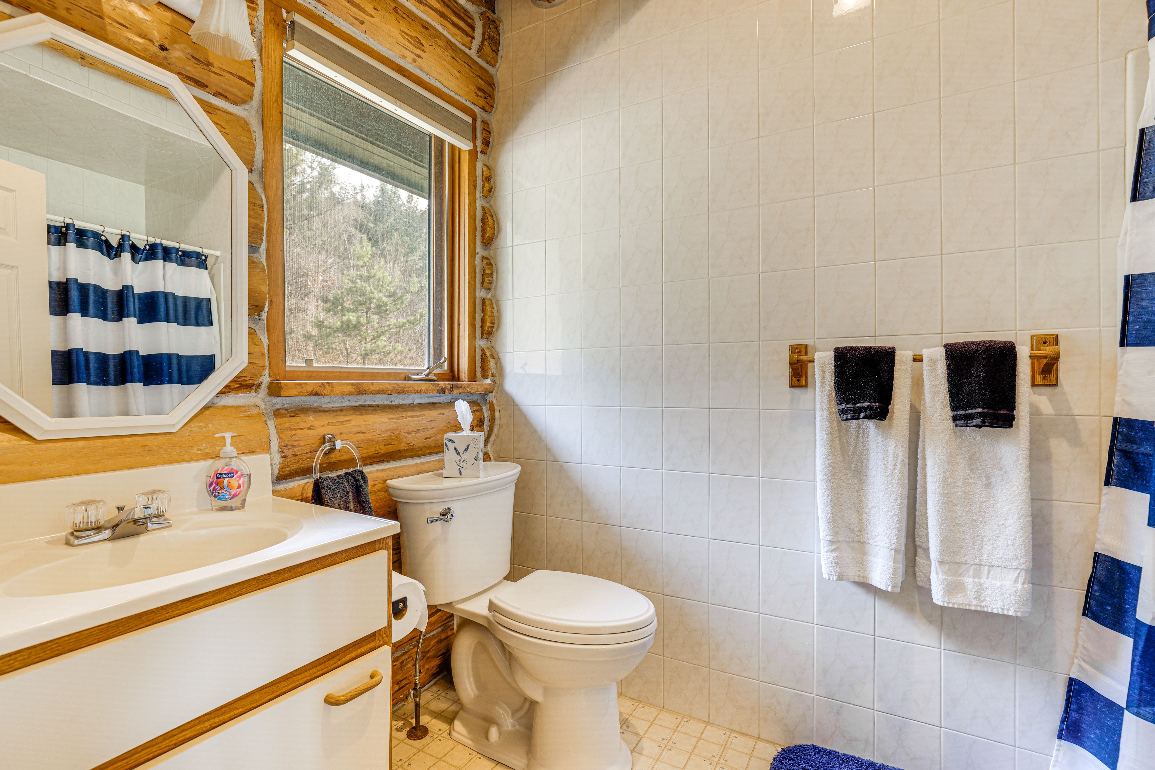 Full Bathroom | Towels Provided | 1st Floor