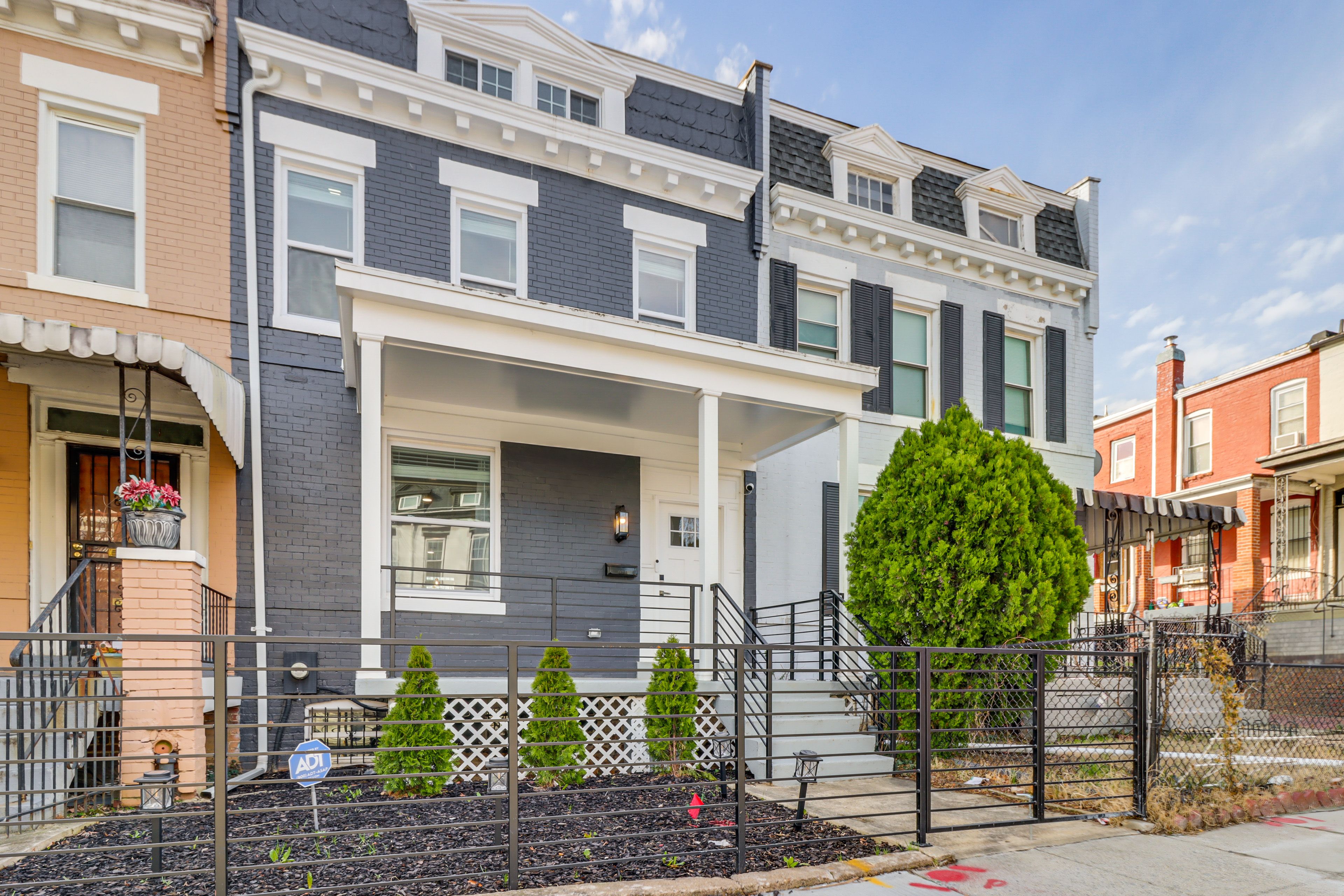 Home Exterior | Walk to Restaurants & Bars