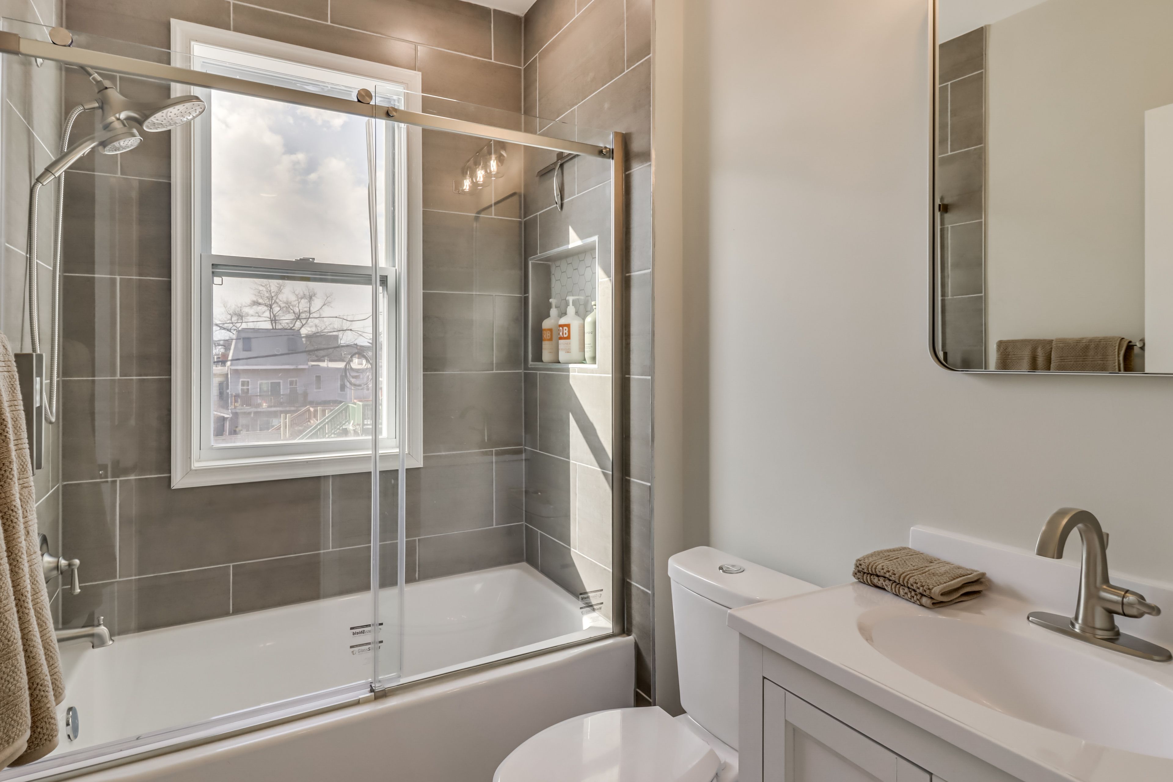 Full Bathroom | 2nd Floor | Complimentary Toiletries | Hair Dryer