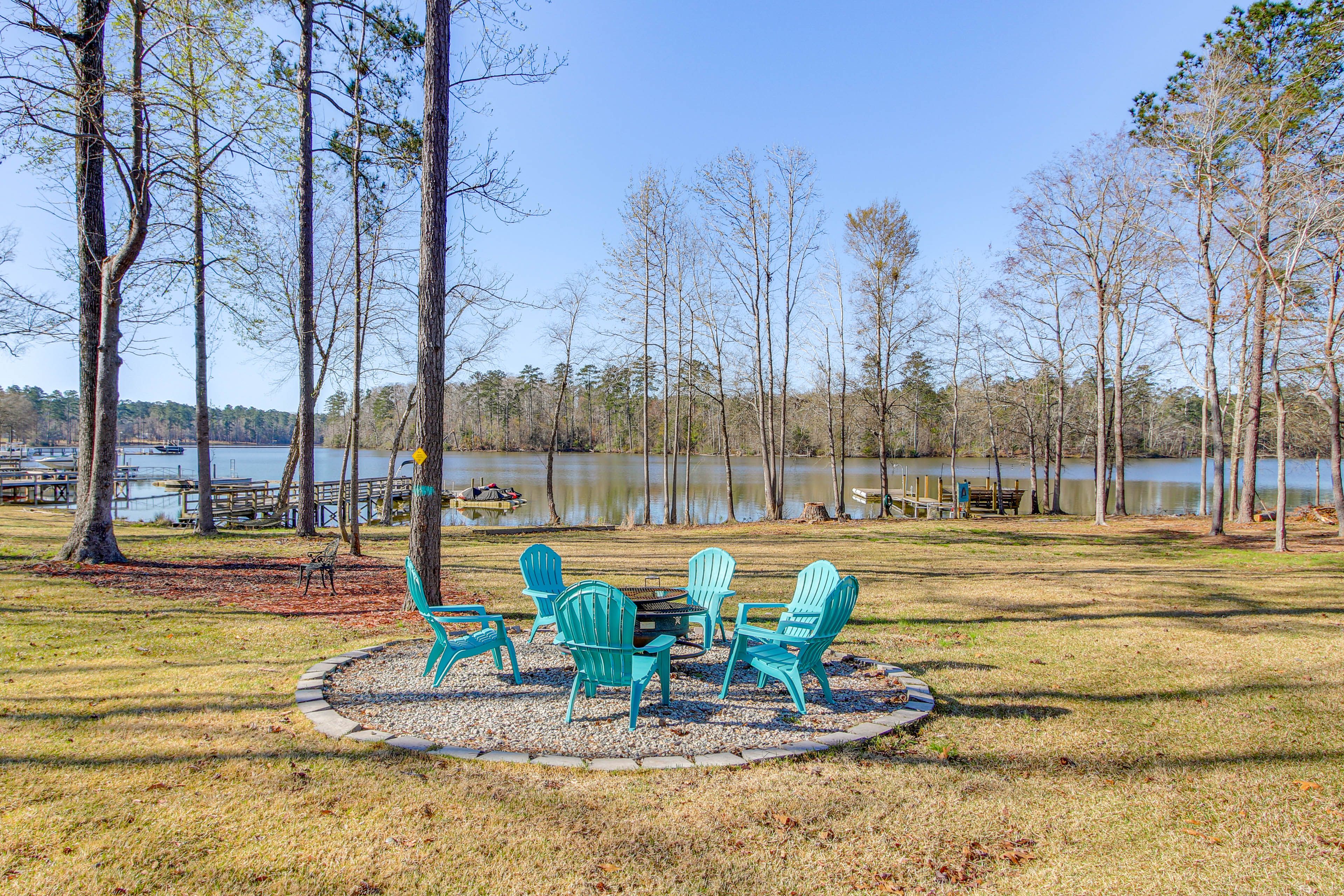 Leesville Vacation Rental | 4BR | 3BA | 2,000 Sq Ft | 5 Steps Required