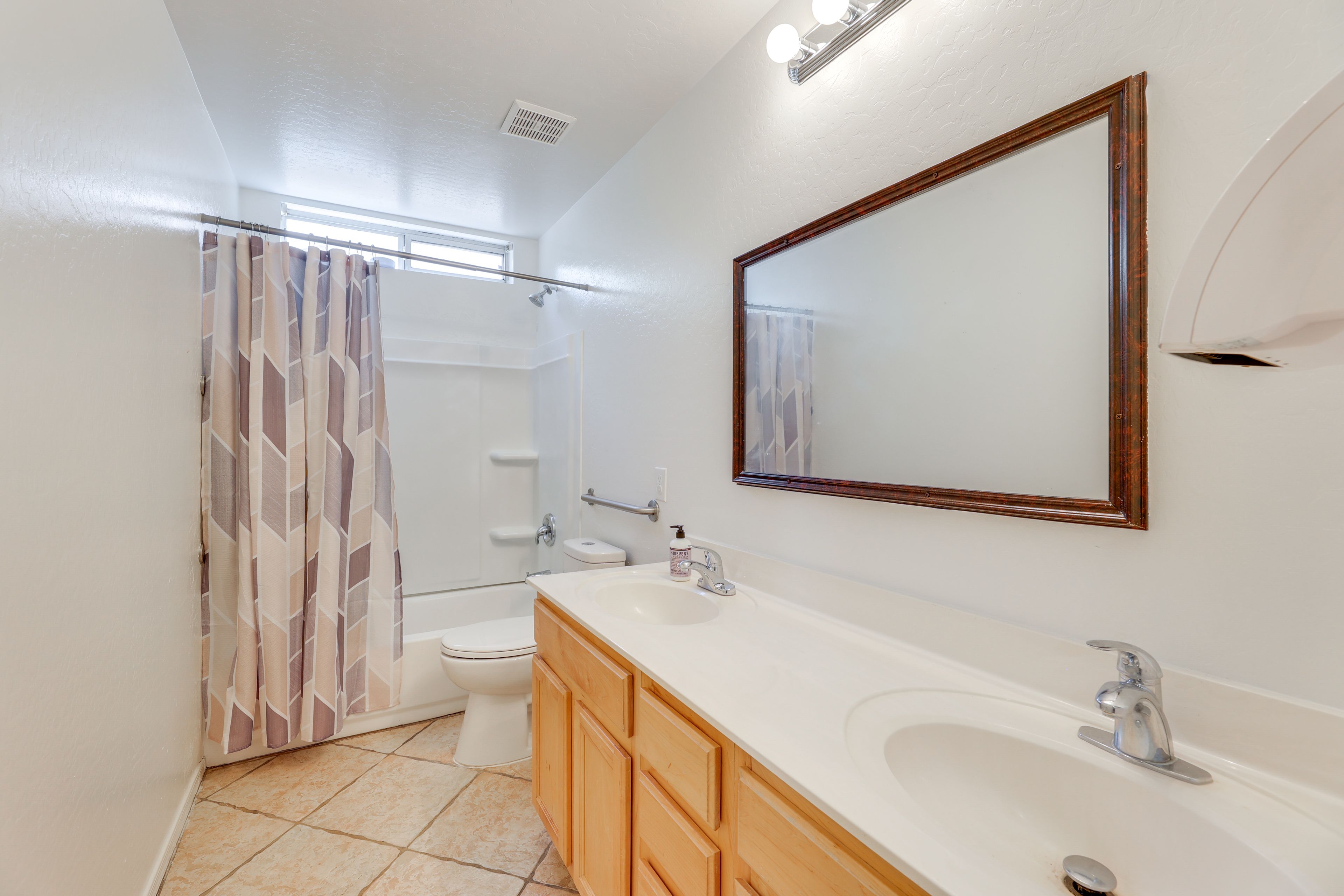 Full Bathroom | Complimentary Toiletries