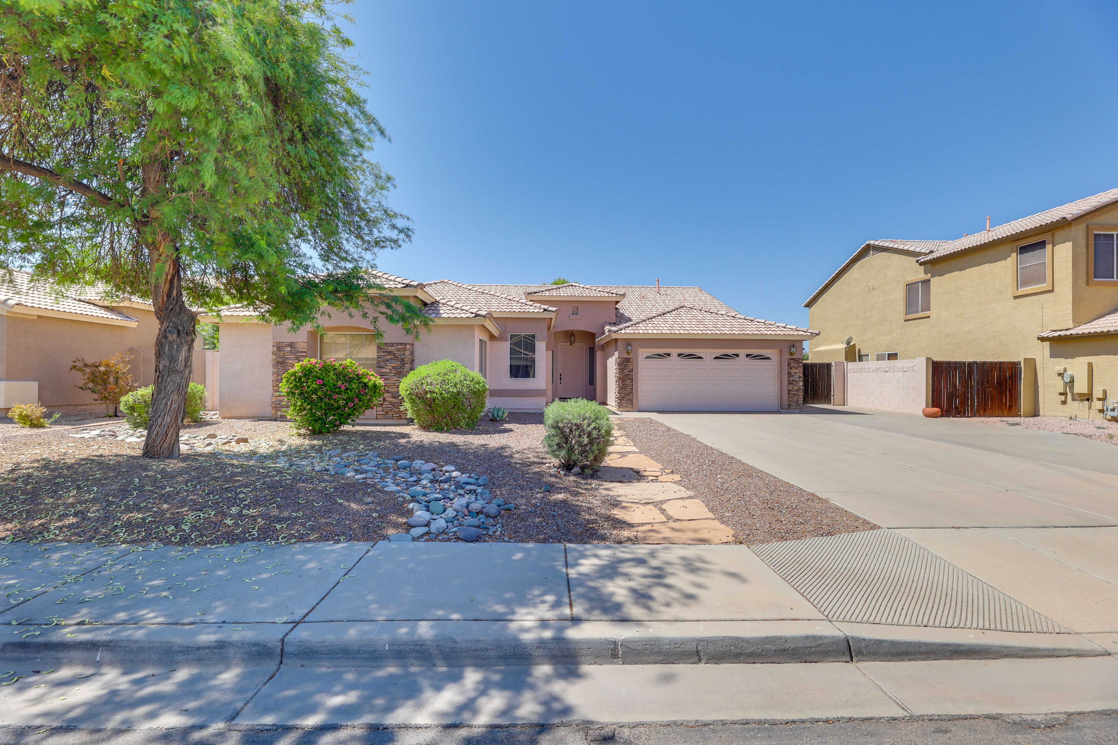 Parking | Driveway (3 Vehicles) | RV Parking Available