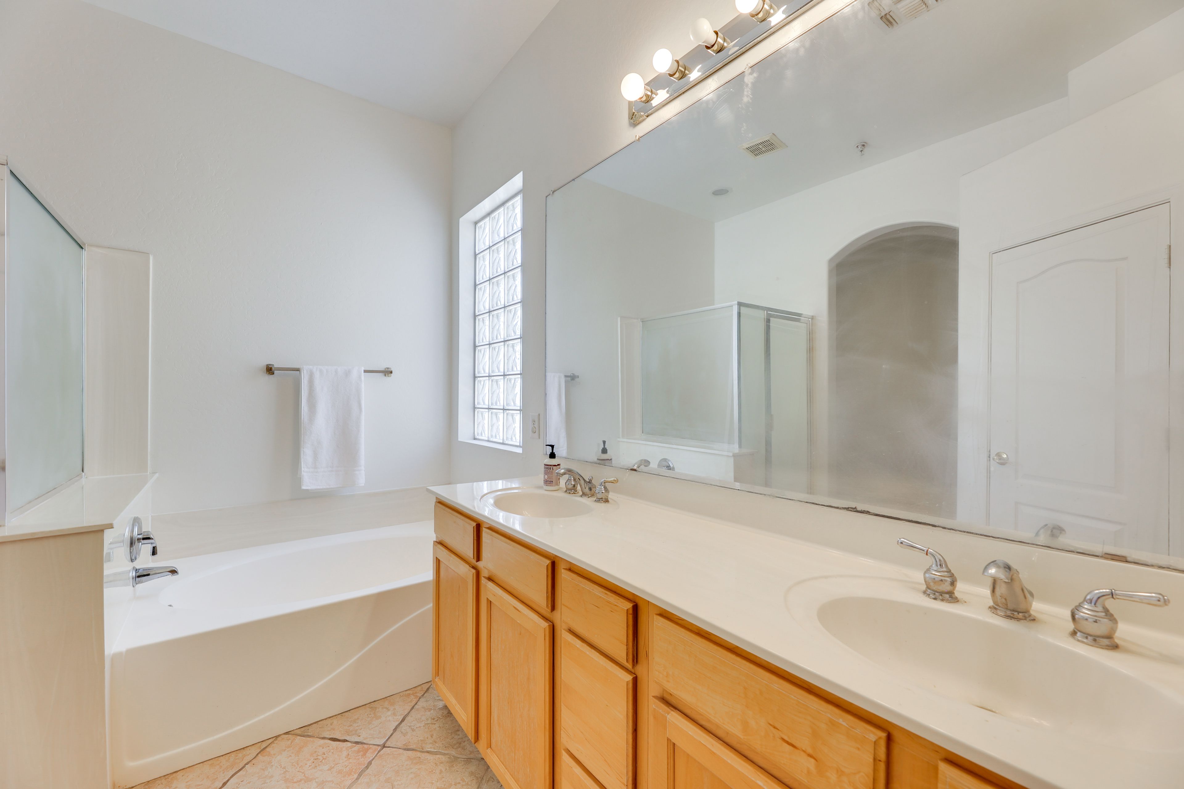 Full Bathroom | Towels Provided