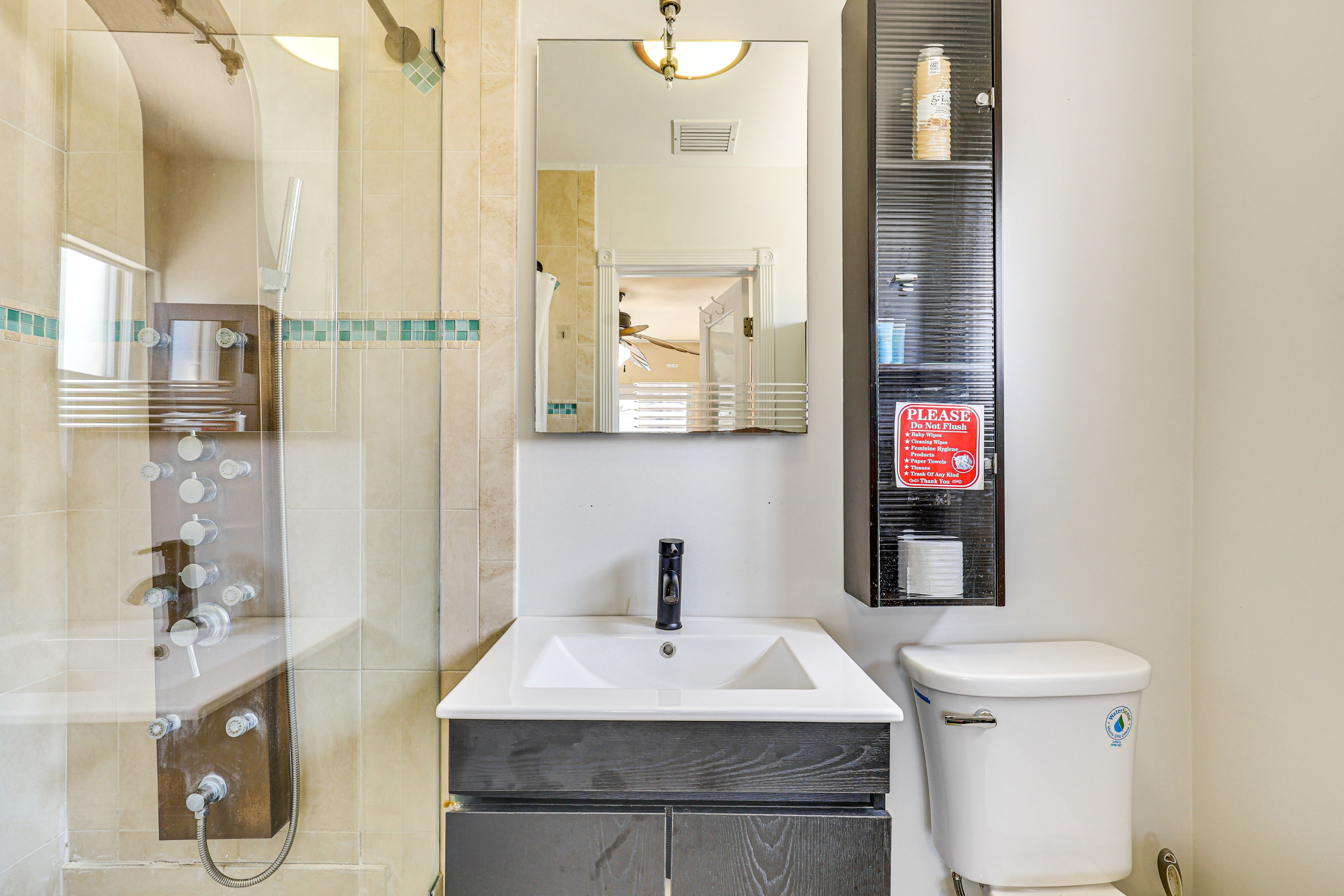 Full Bathroom | Towels Provided