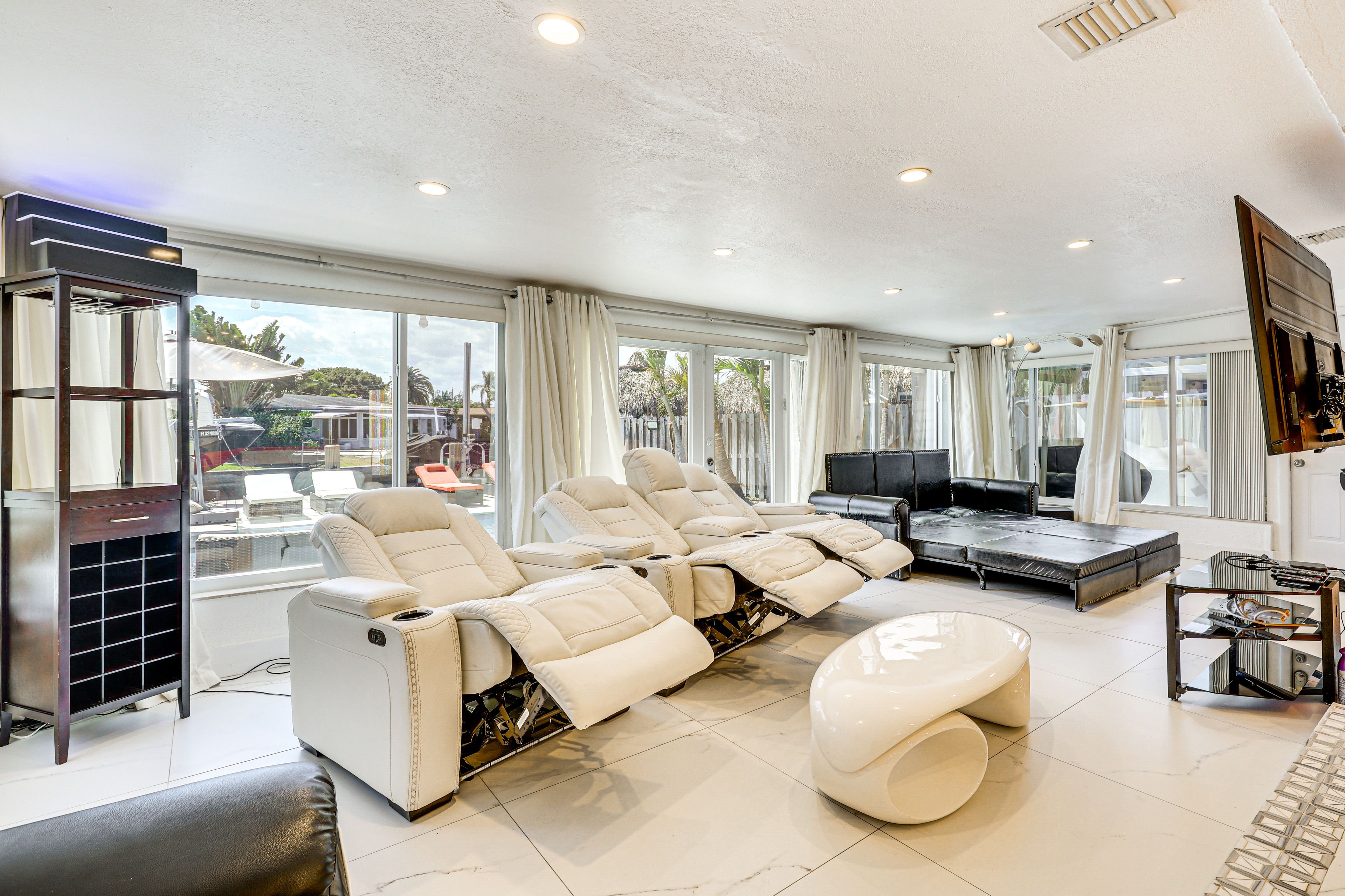 Living Room | Free WiFi | Smart TV | King Sleeper Sofa