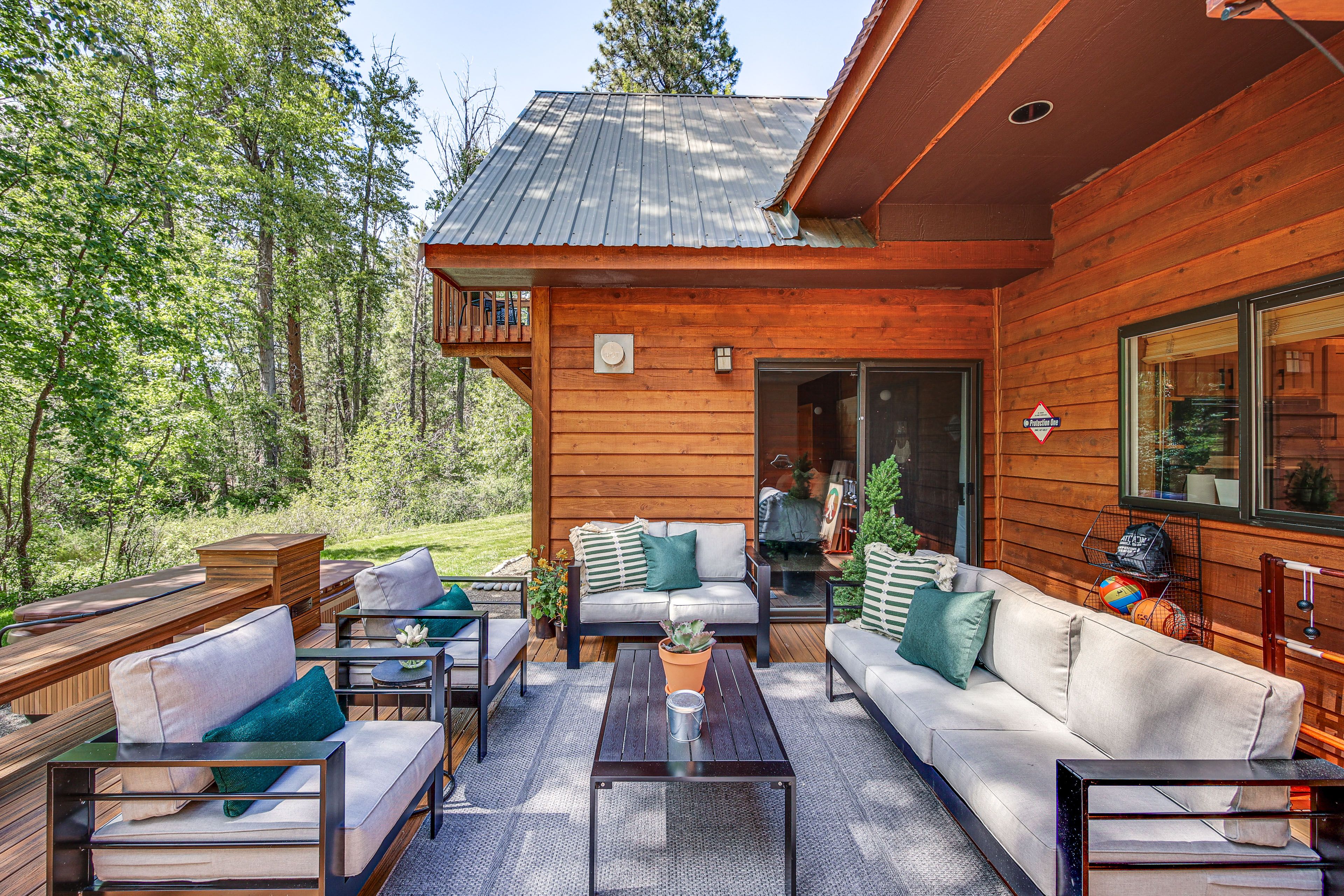 Deck | Gas Grill | Outdoor Dining Area | Yard Games | Lounge Seating