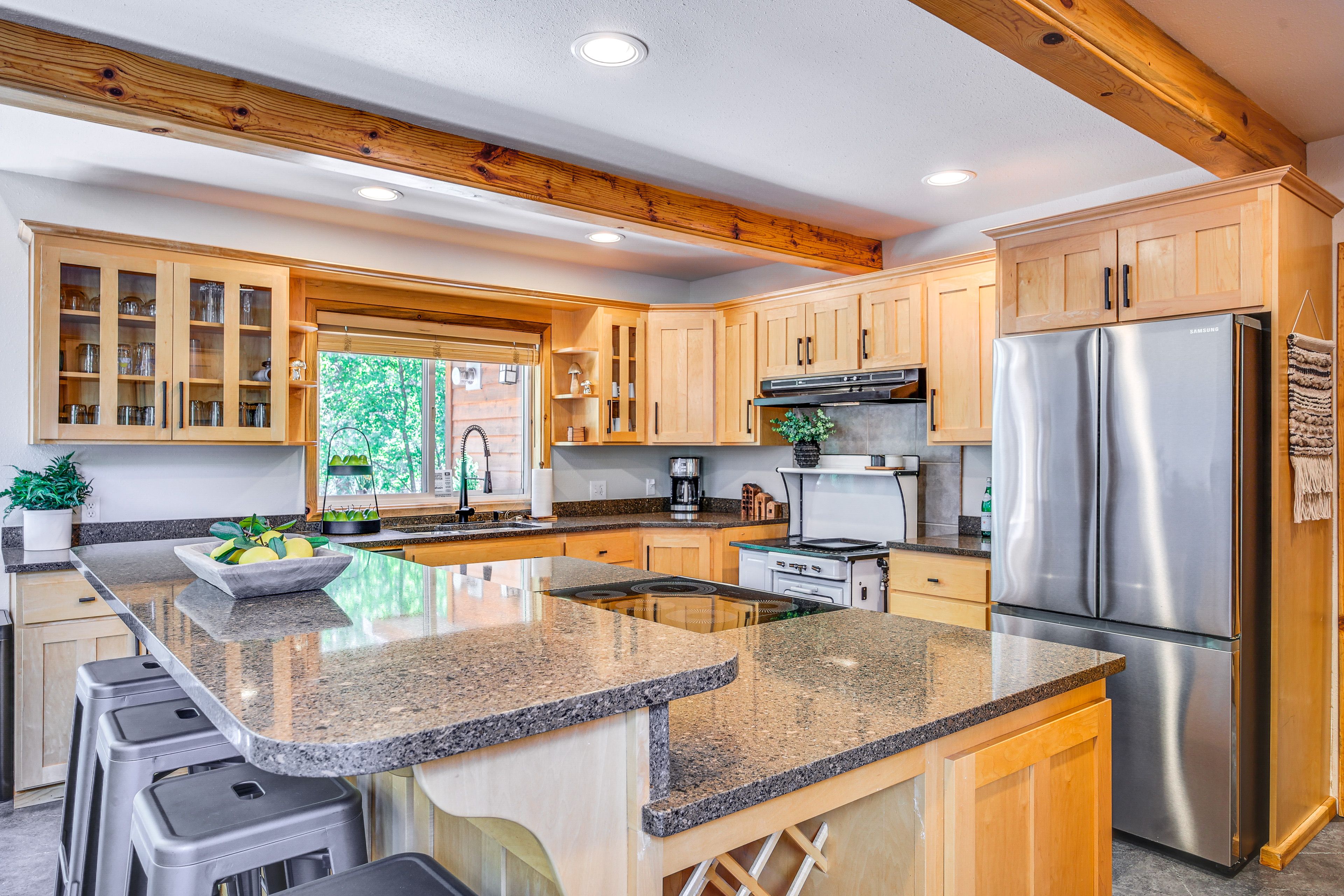 Kitchen | Dishwasher | 2 Ovens | 1st Floor