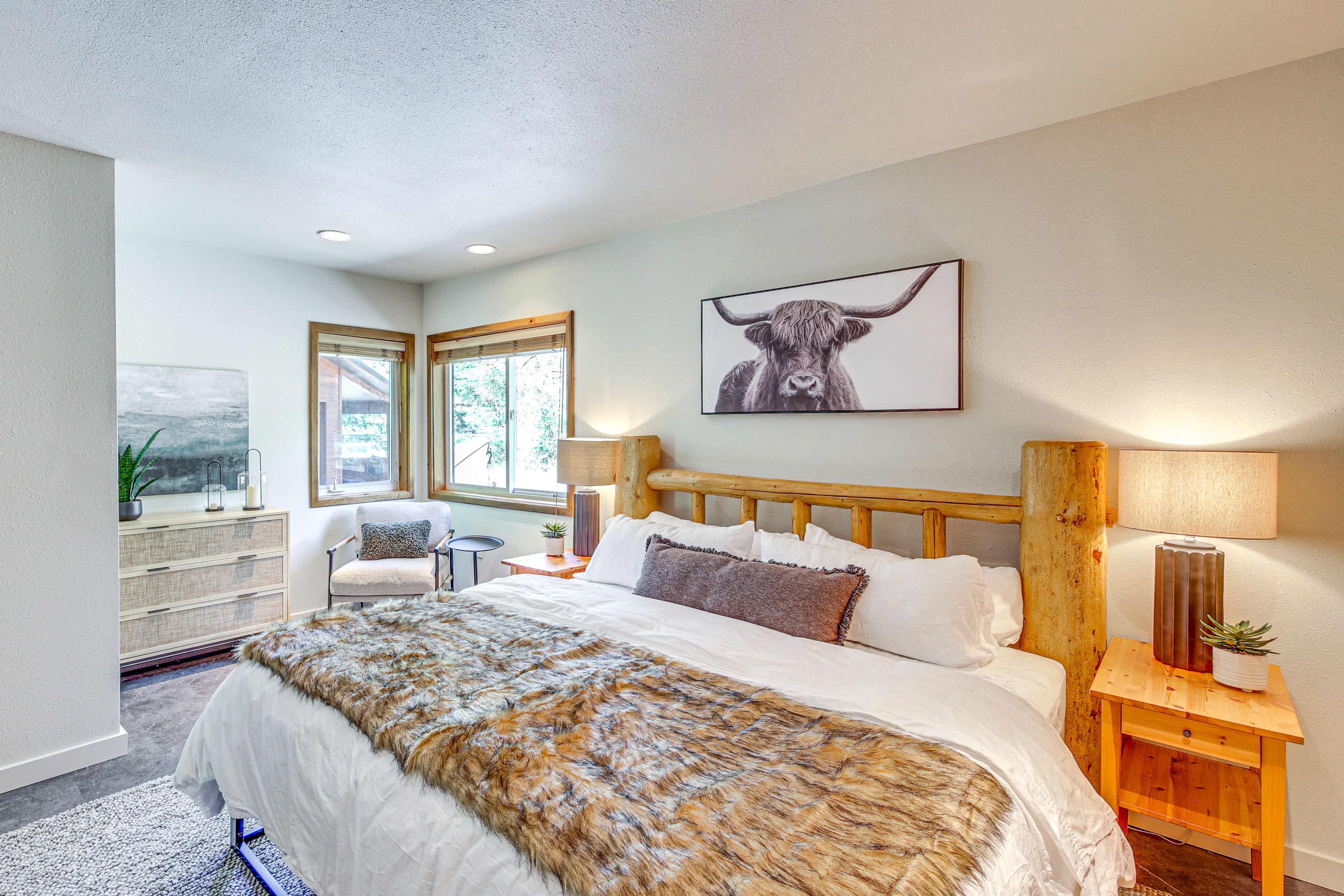 Bedroom 2 | King Bed | Smart TV | 1st Floor