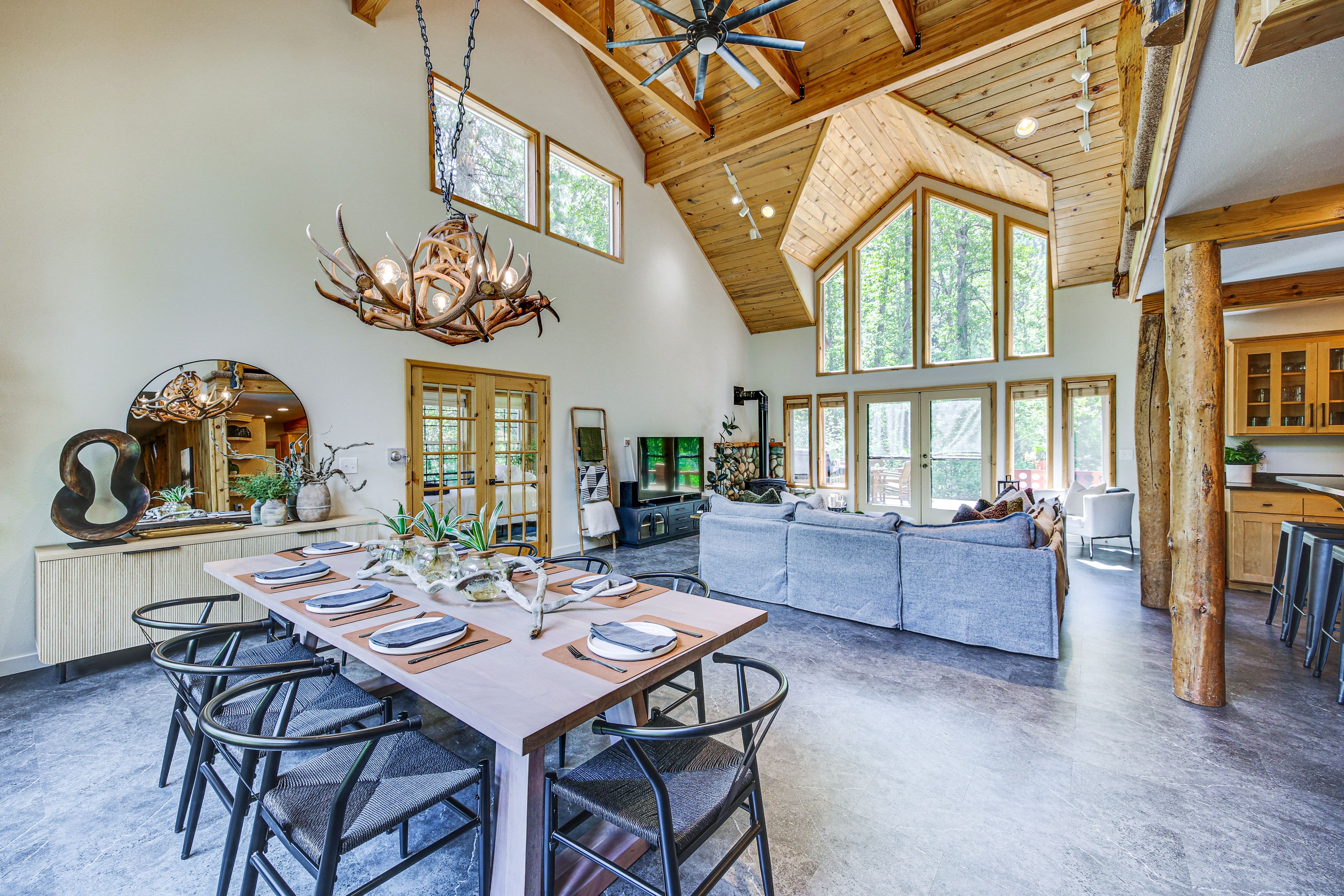 Dining Area | Dishware/Flatware Provided | 1st Floor