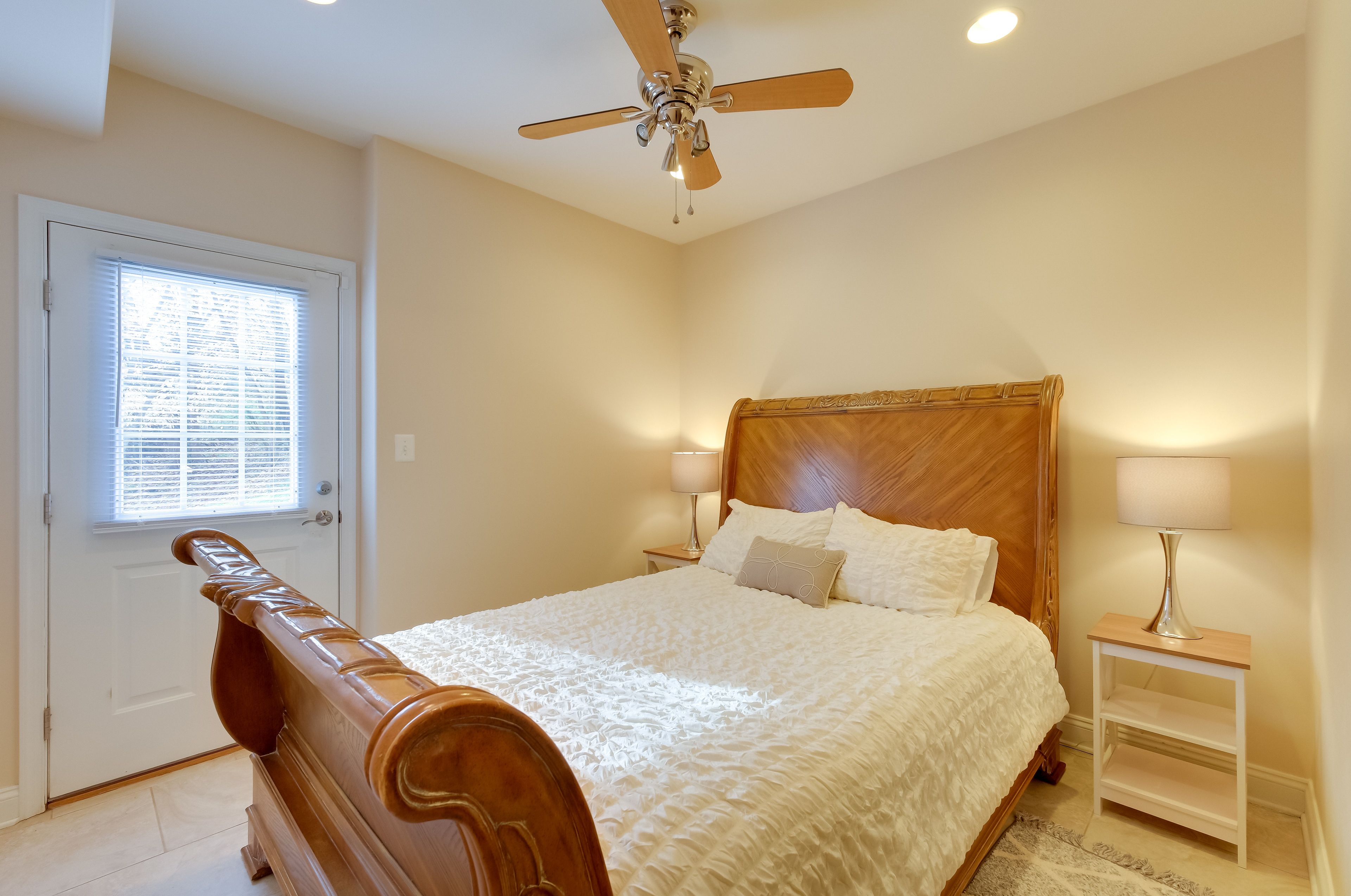 Bedroom | Queen Bed | Linens Provided | Work Desk