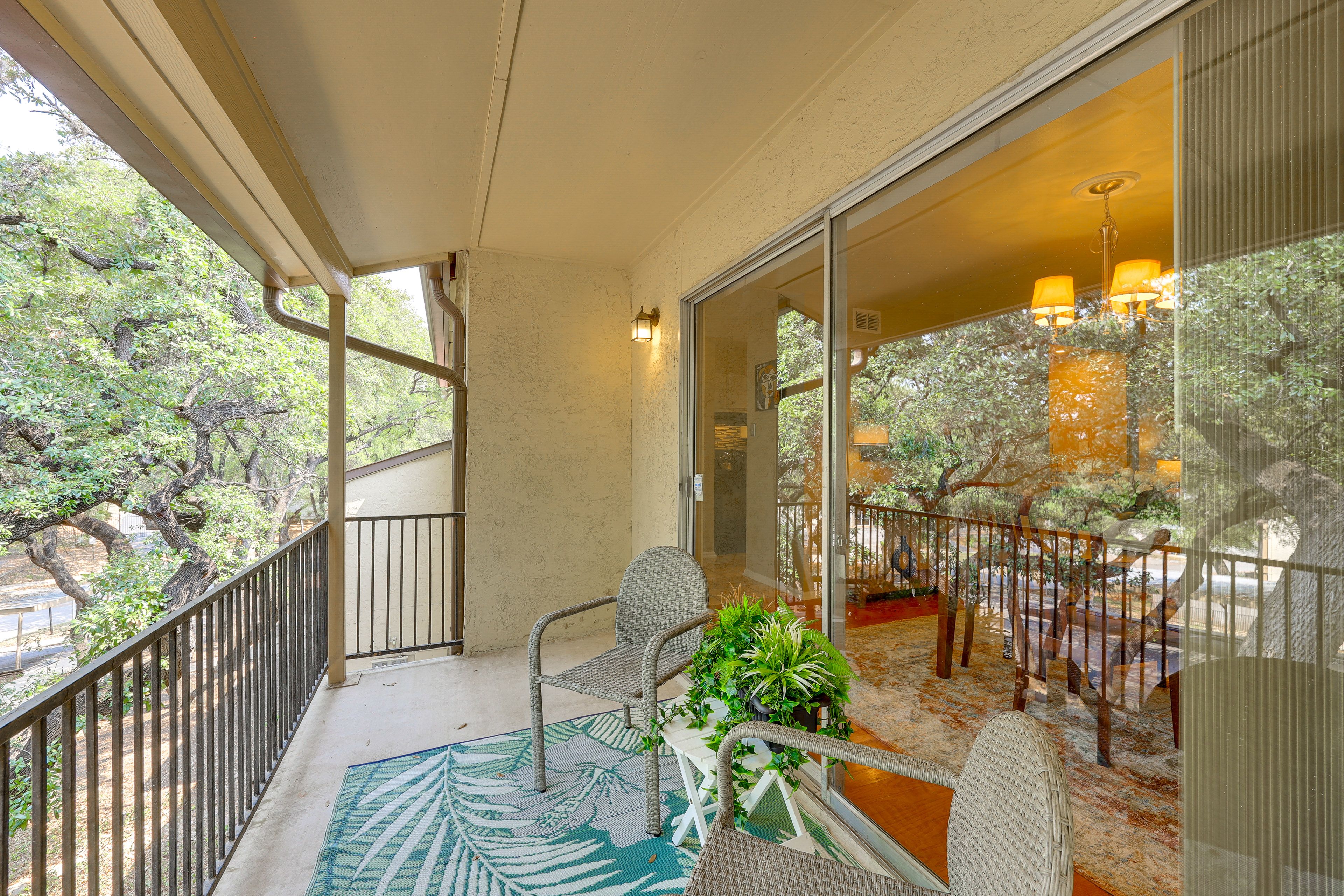 Balcony | Outdoor Seating