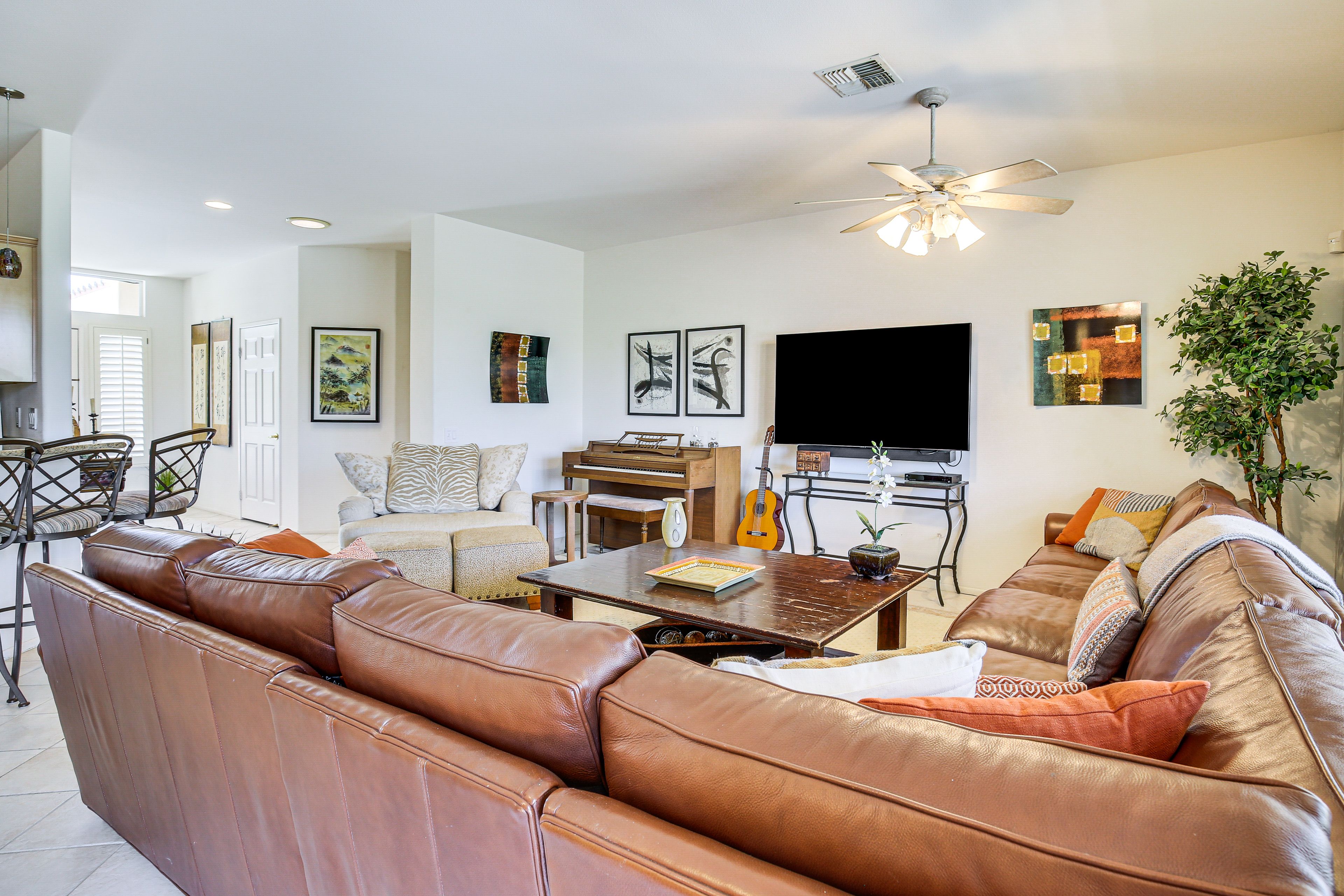 Living Room | Smart TV | Free WiFi | Central A/C & Heating