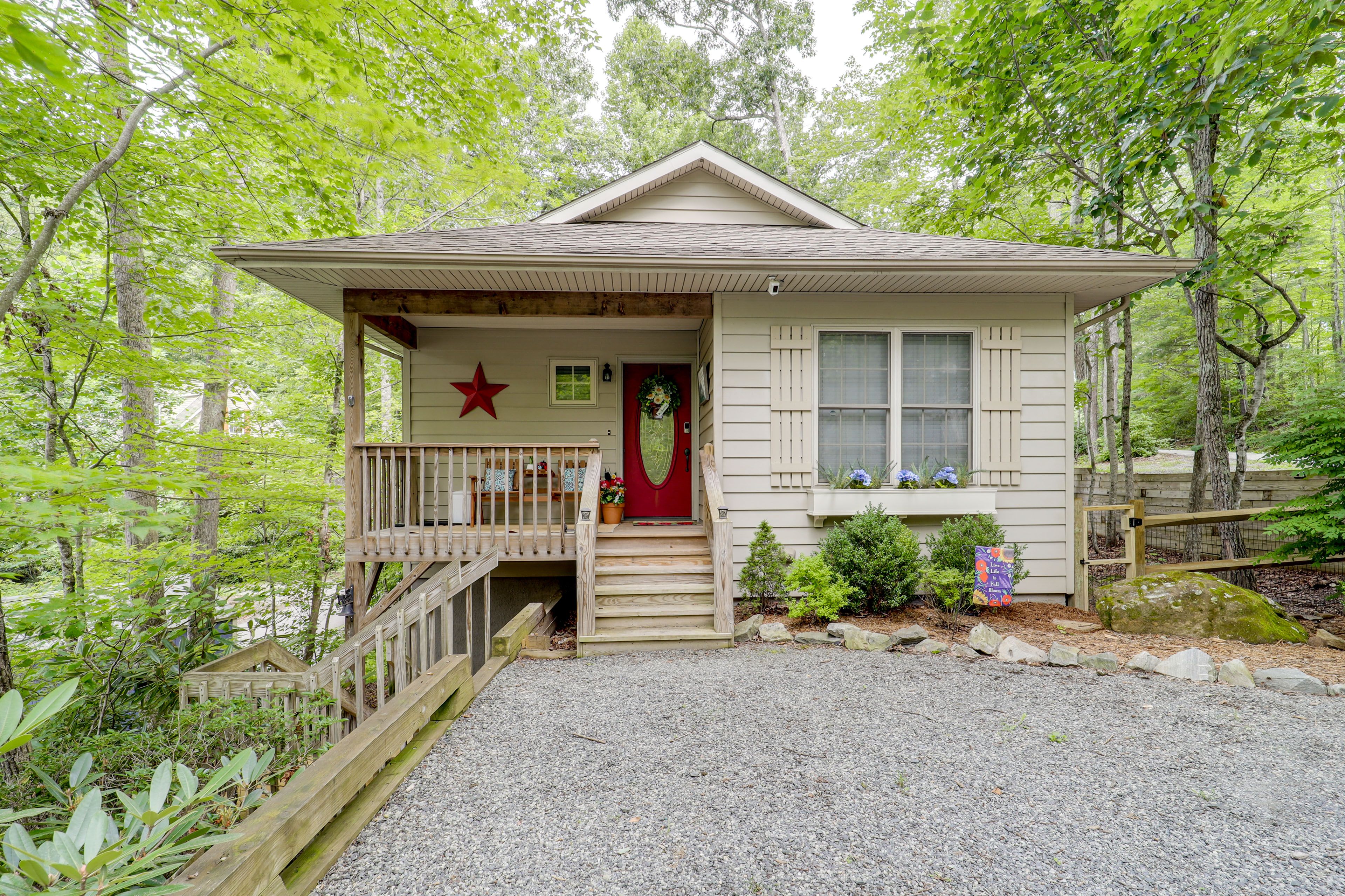 Newland Vacation Rental | 3BR | 3BA | 1,676 Sq Ft | 6 Steps Required