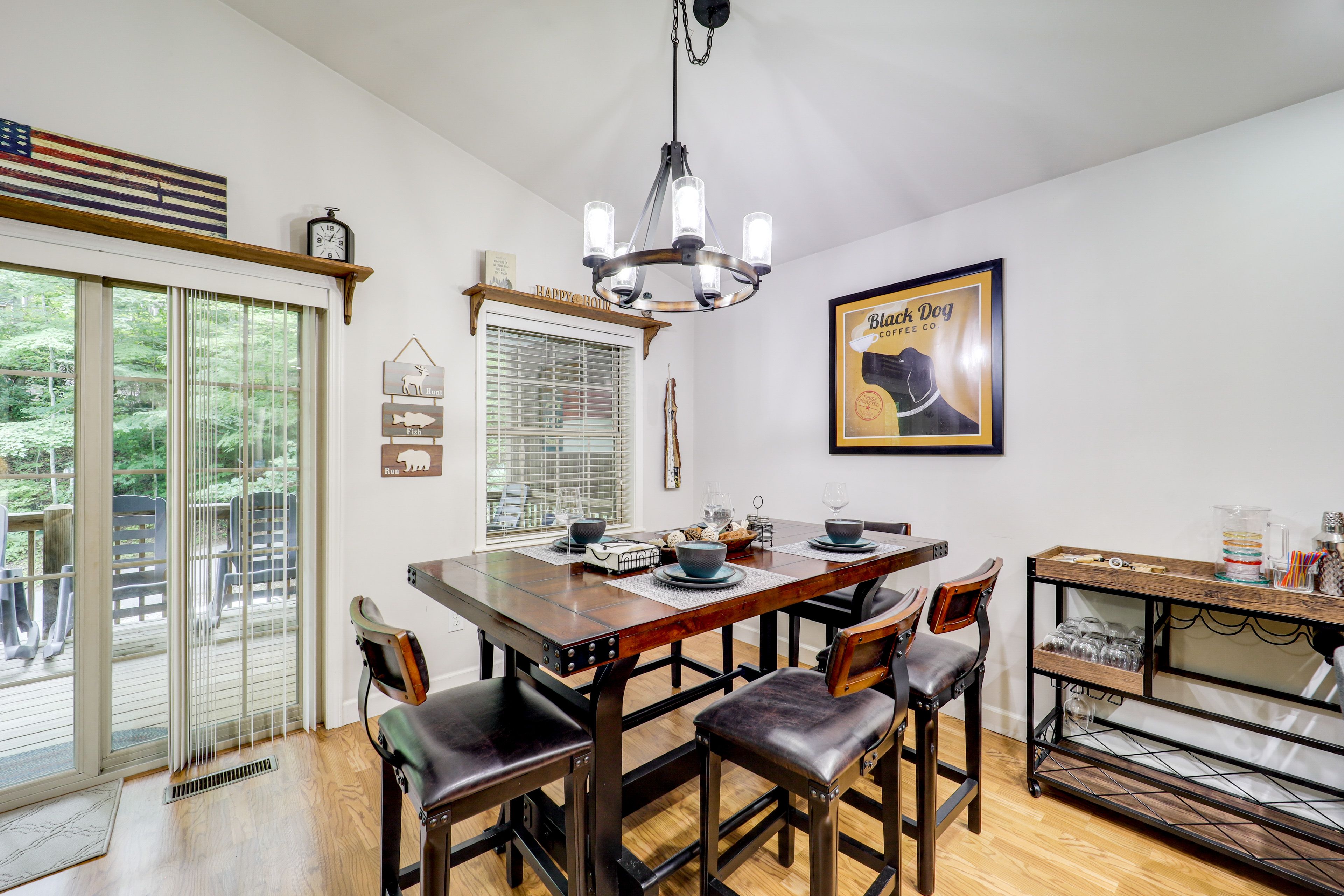 Dining Area | Dishware/Flatware Provided | Main Floor