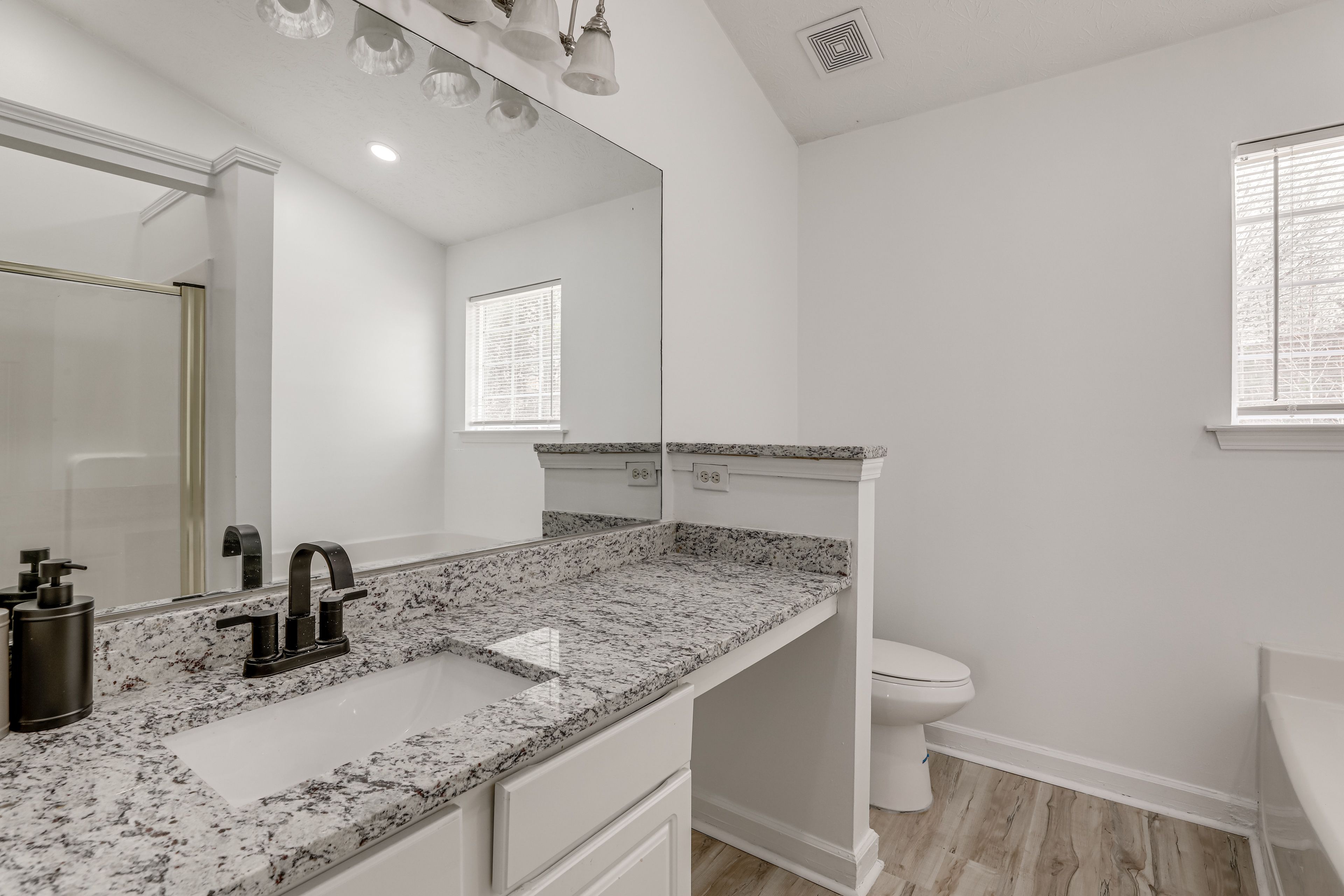 Full Bathroom | 2nd Floor