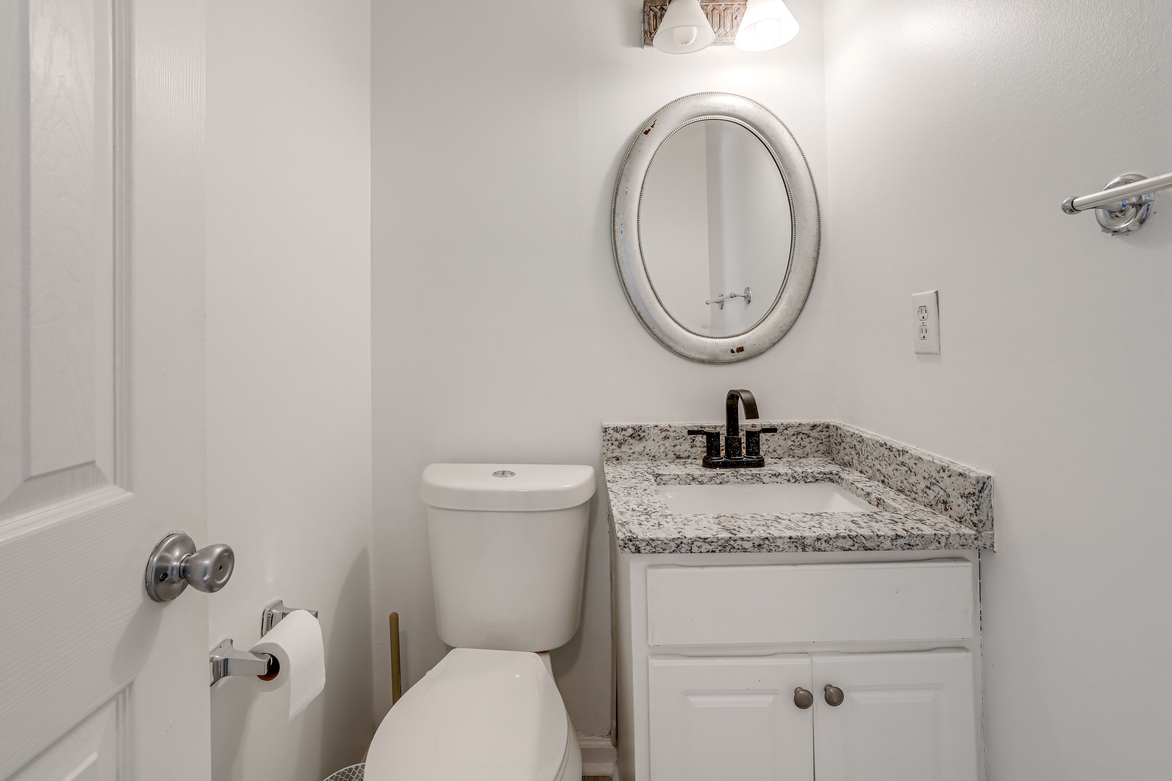 Half Bathroom | 1st Floor | Towels Provided