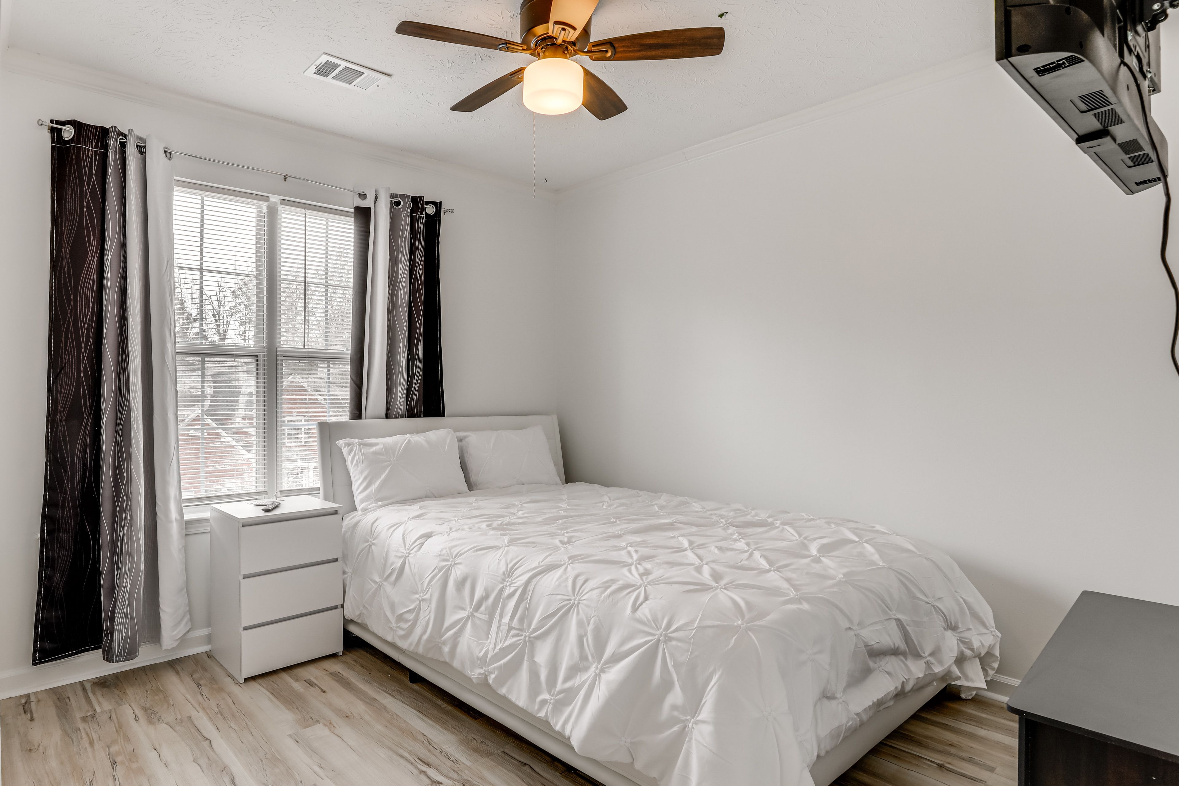 Bedroom 2 | 2nd Floor | Queen Bed