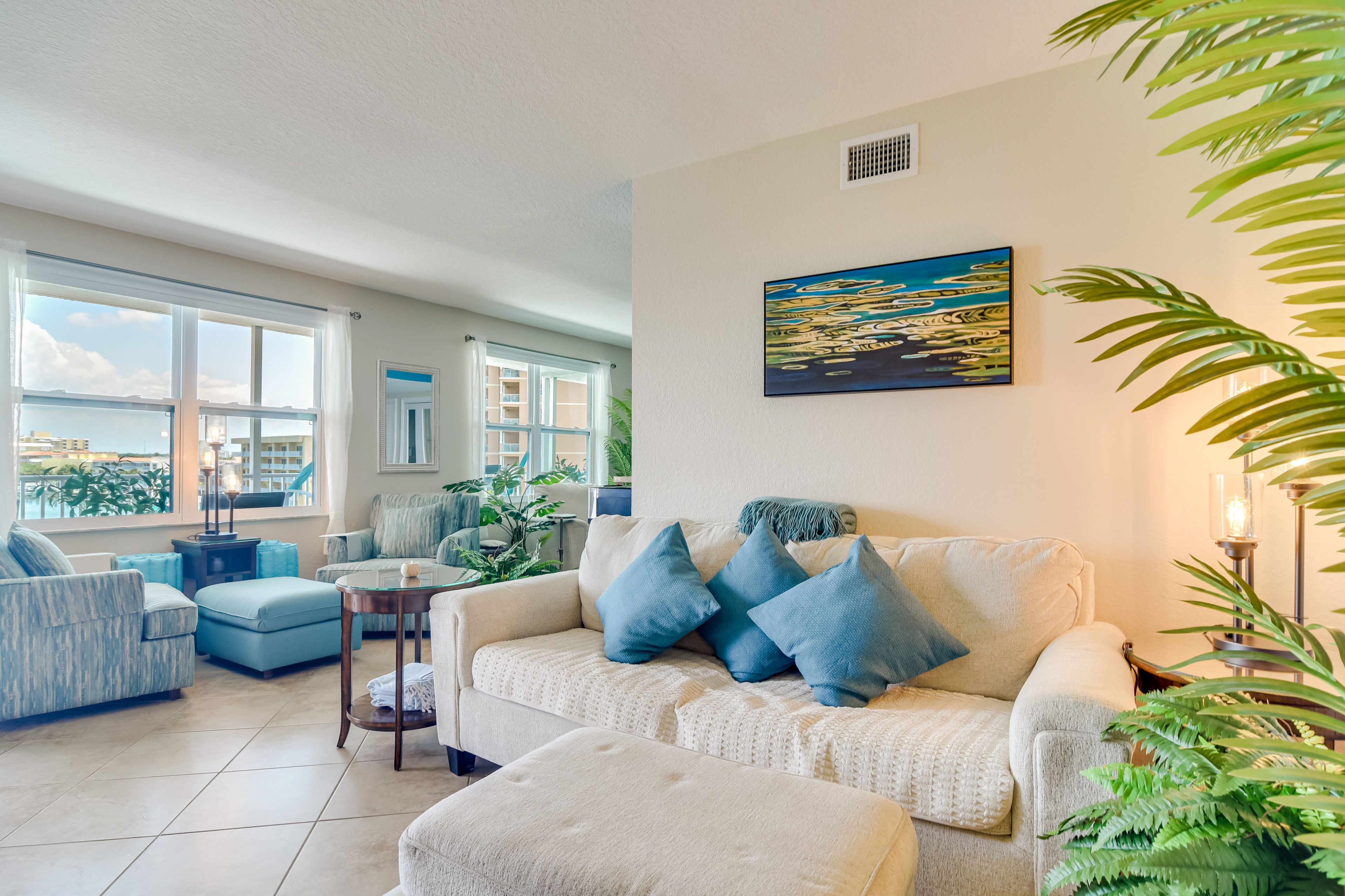 Living Room | Queen Sleeper Sofa | Free WiFi | Central A/C & Heat | Smart TV