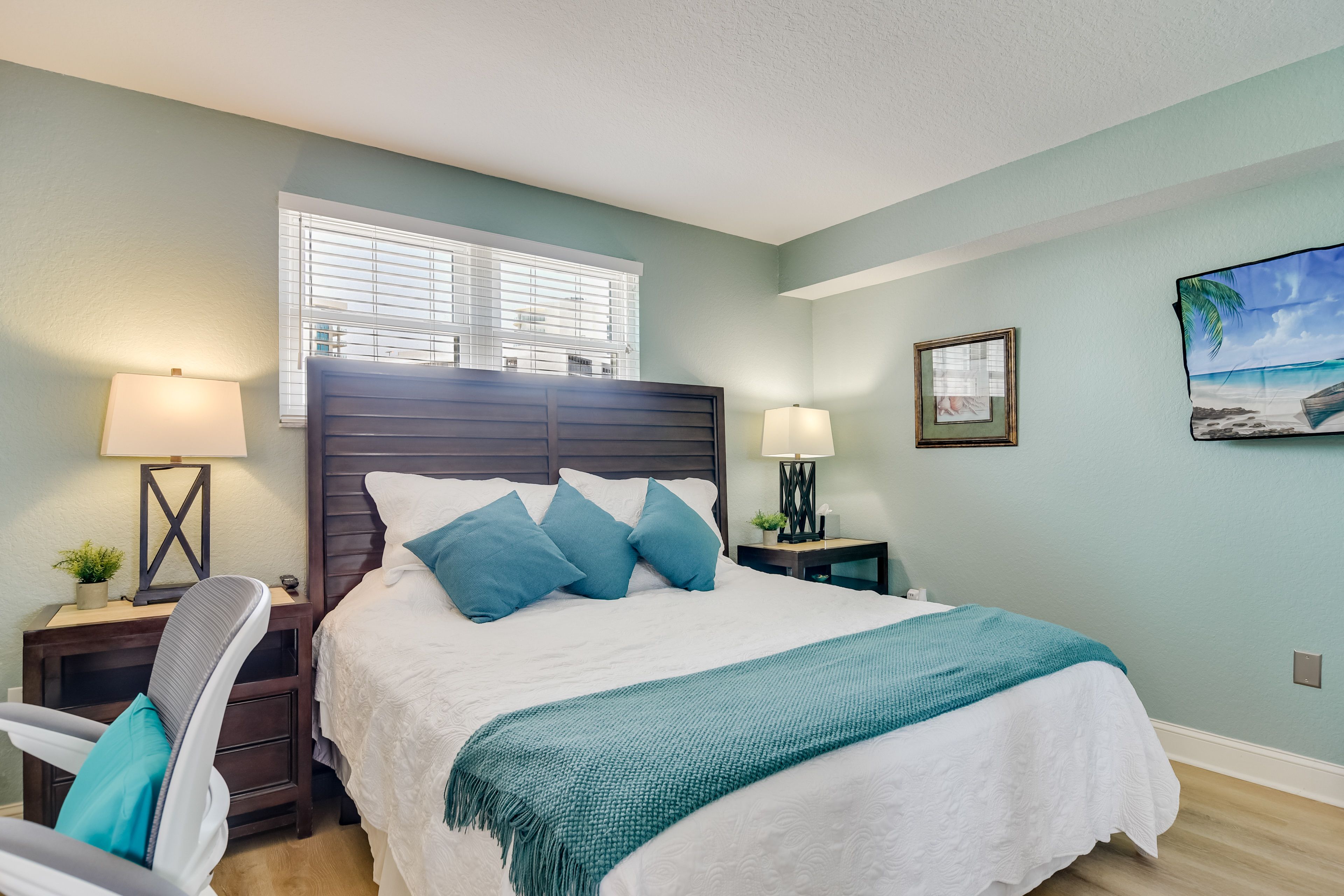 Bedroom 2 | King Bed | Workspace