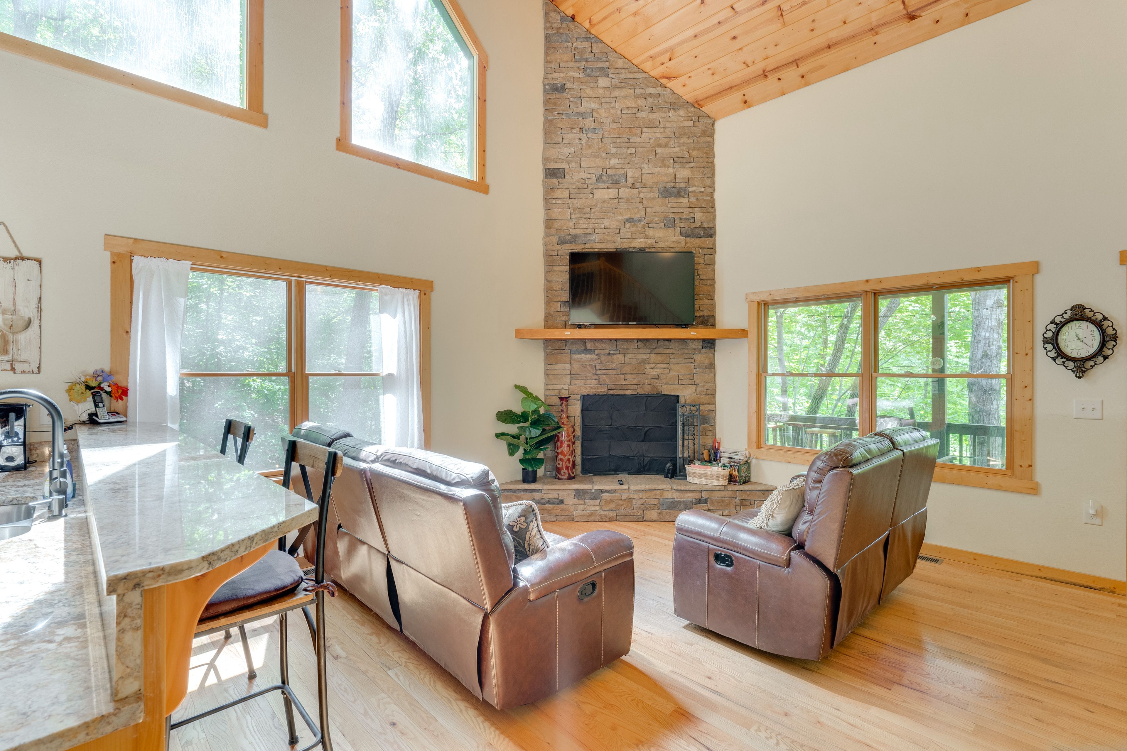 Living Room | Main Level | Smart TV | Free WiFi | Central A/C & Heating