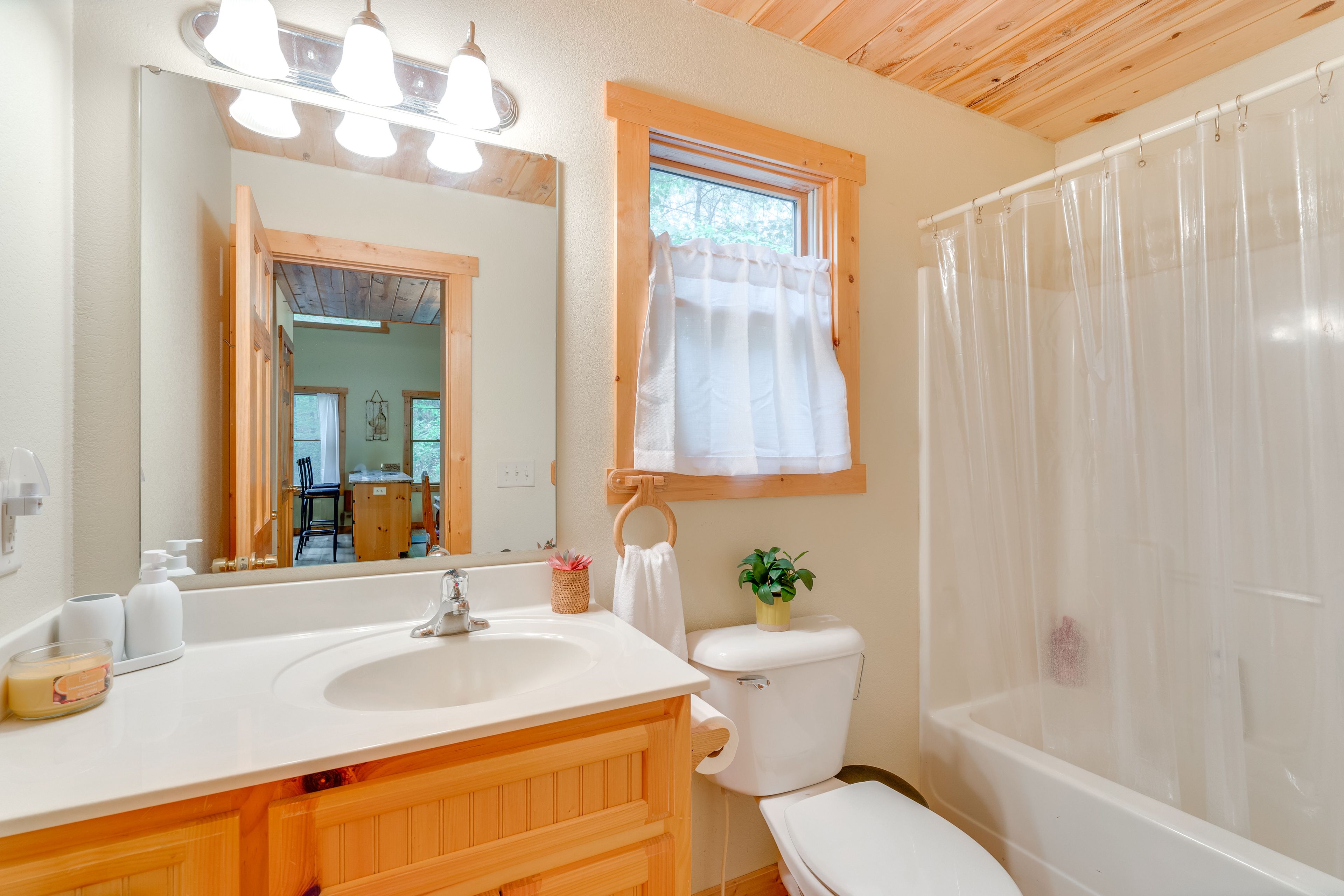 Full Bathroom | Main Level