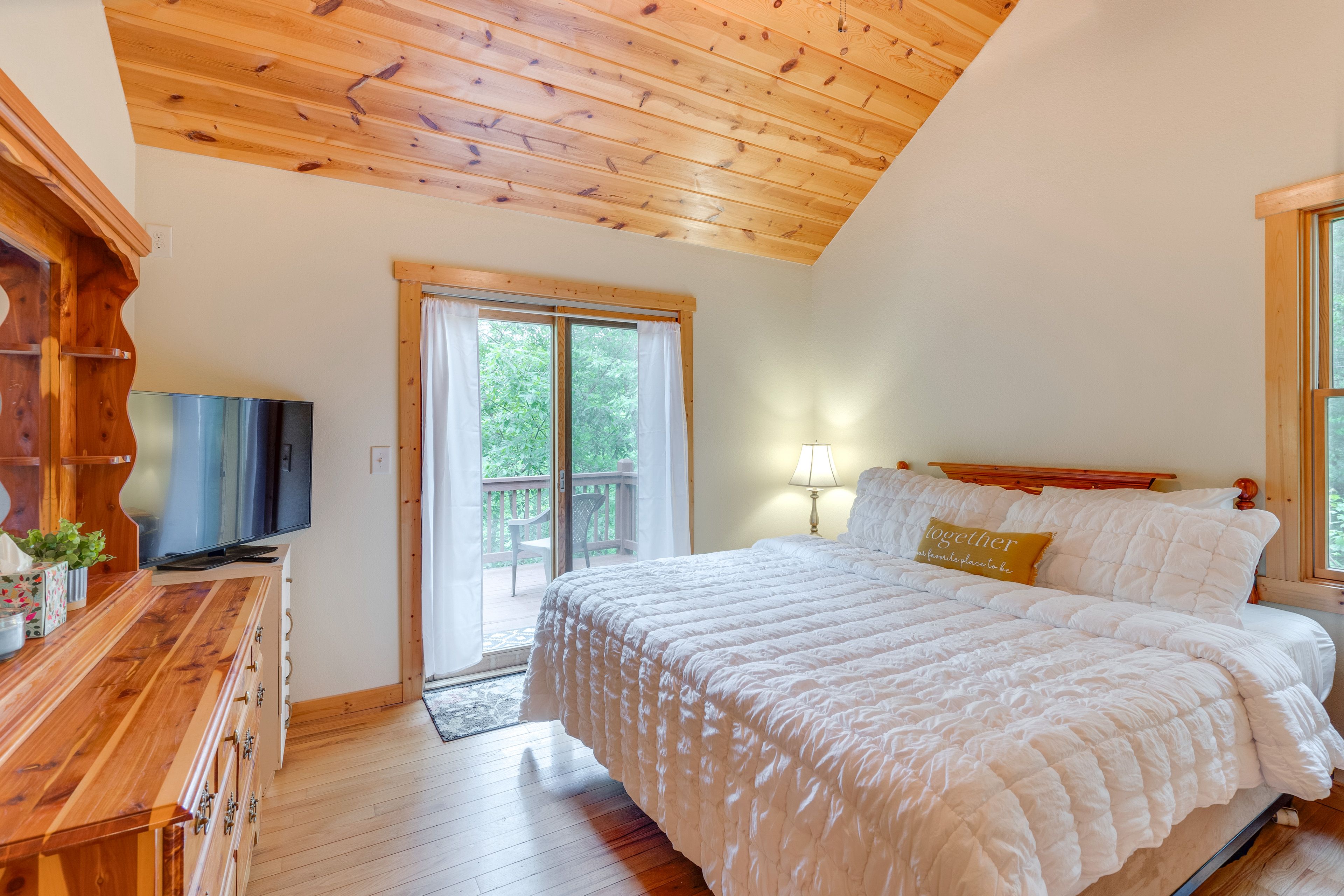 Bedroom 2 | King Bed | Upper Level | En-Suite Bathroom | Private Balcony
