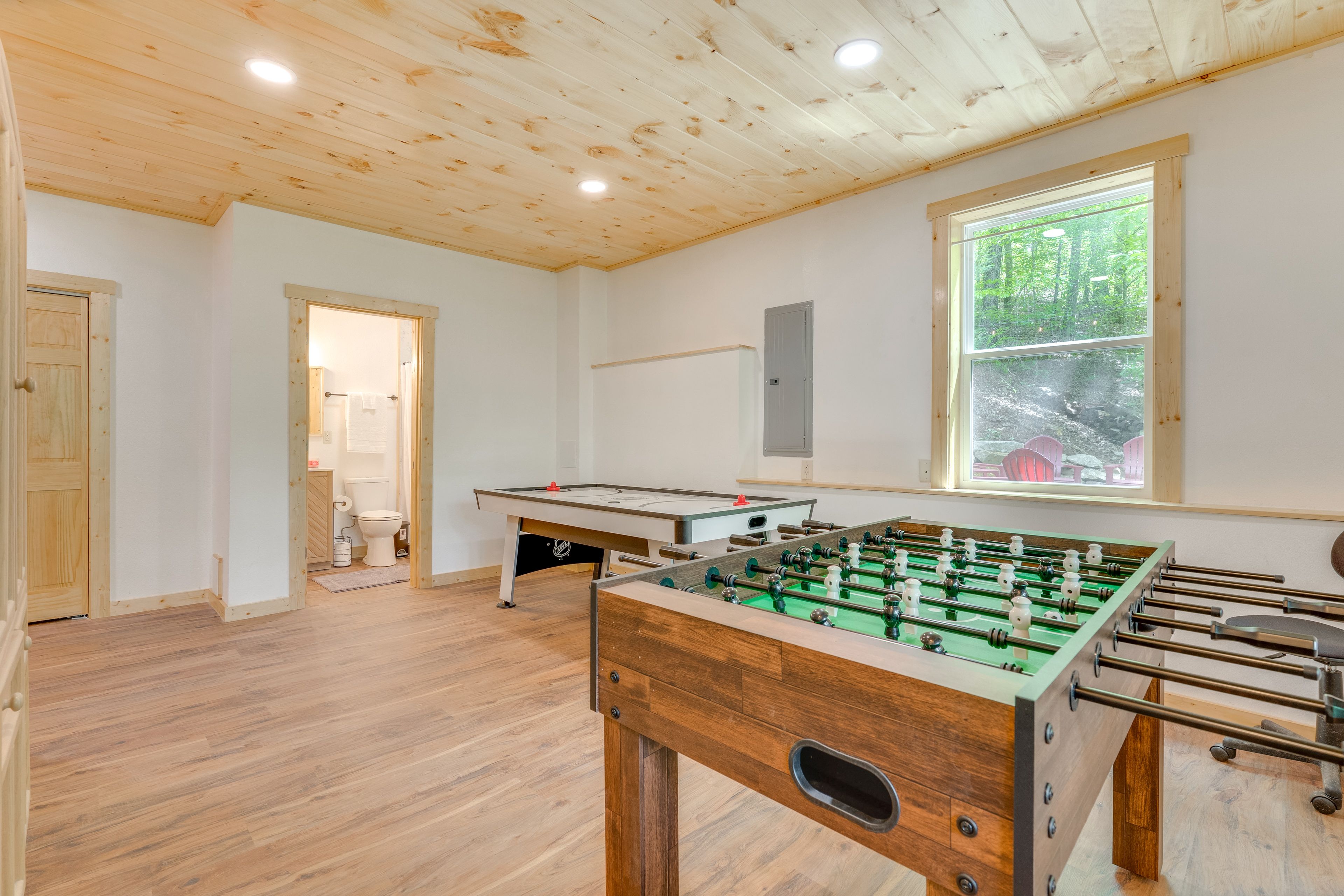 Game Room | Lower Level | 75" Smart TV