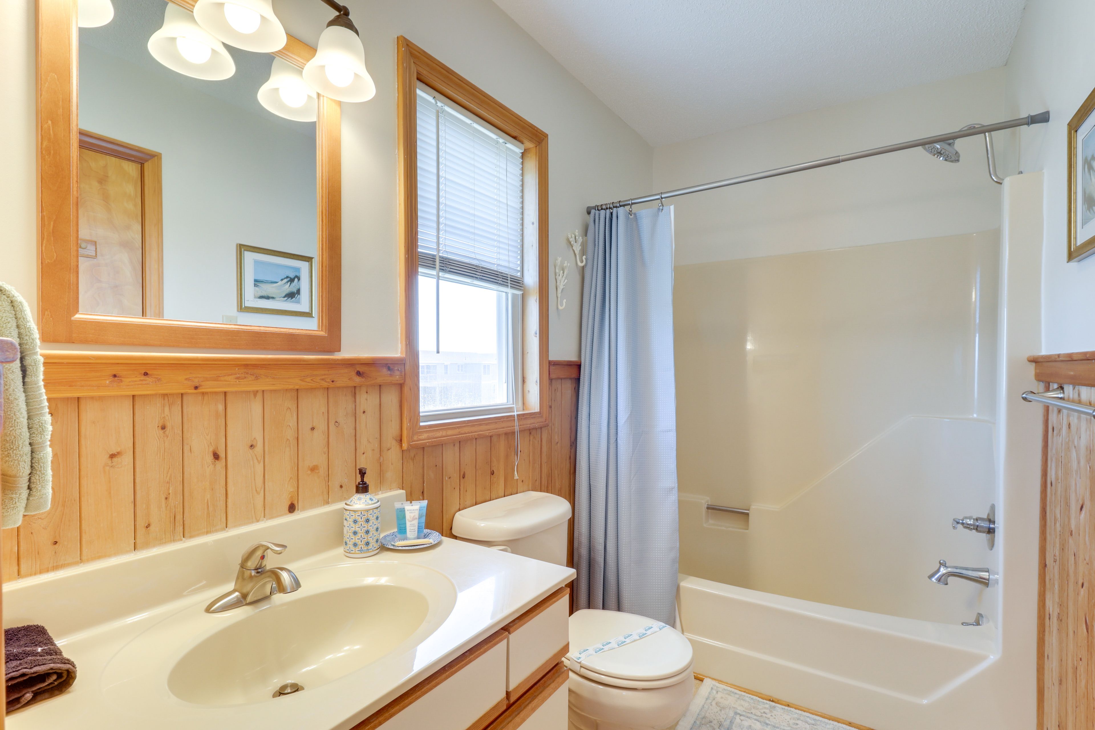 Full Bathroom | Towels Provided | 2nd Floor