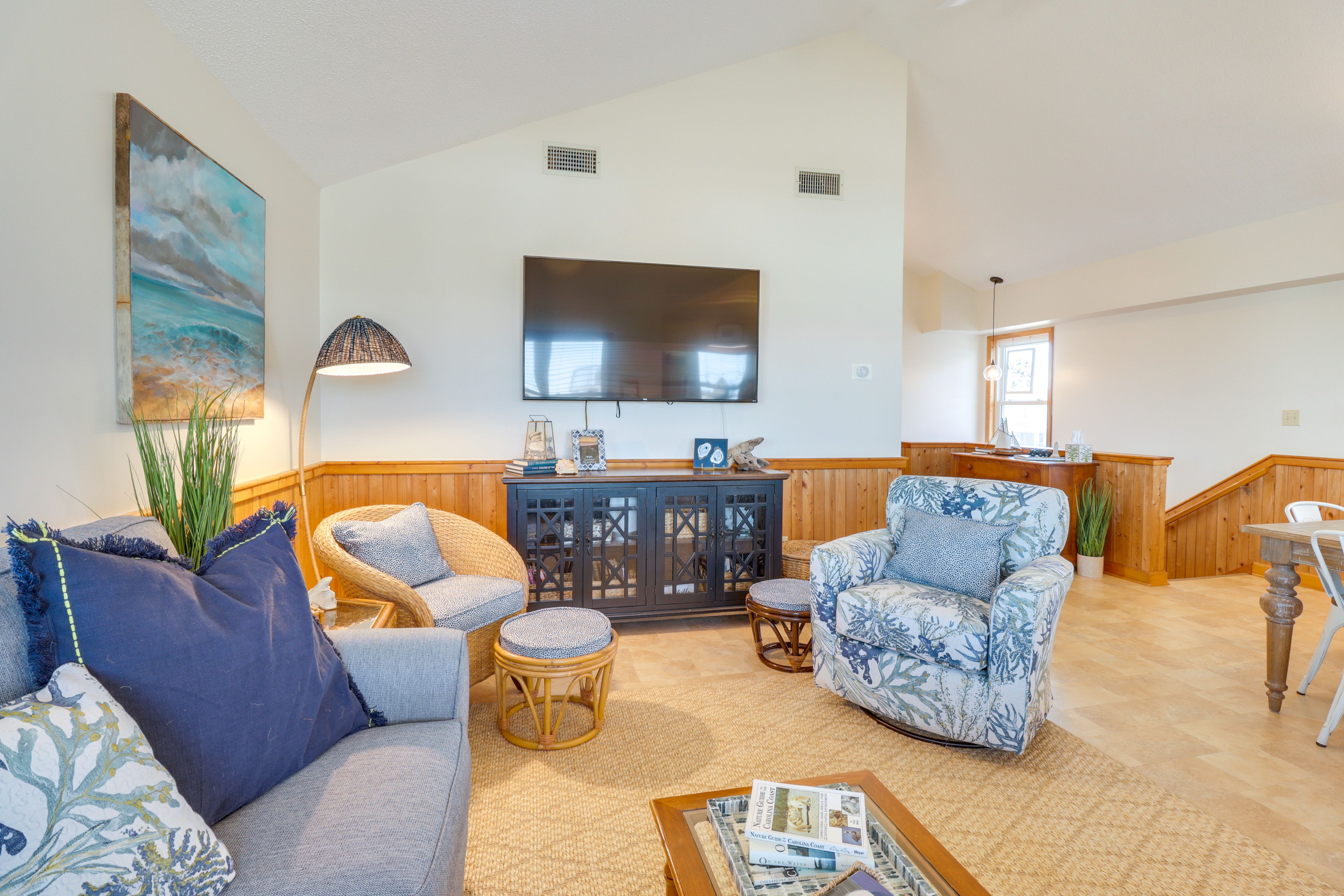 Living Room | Free WiFi | Smart TV | 2nd Floor