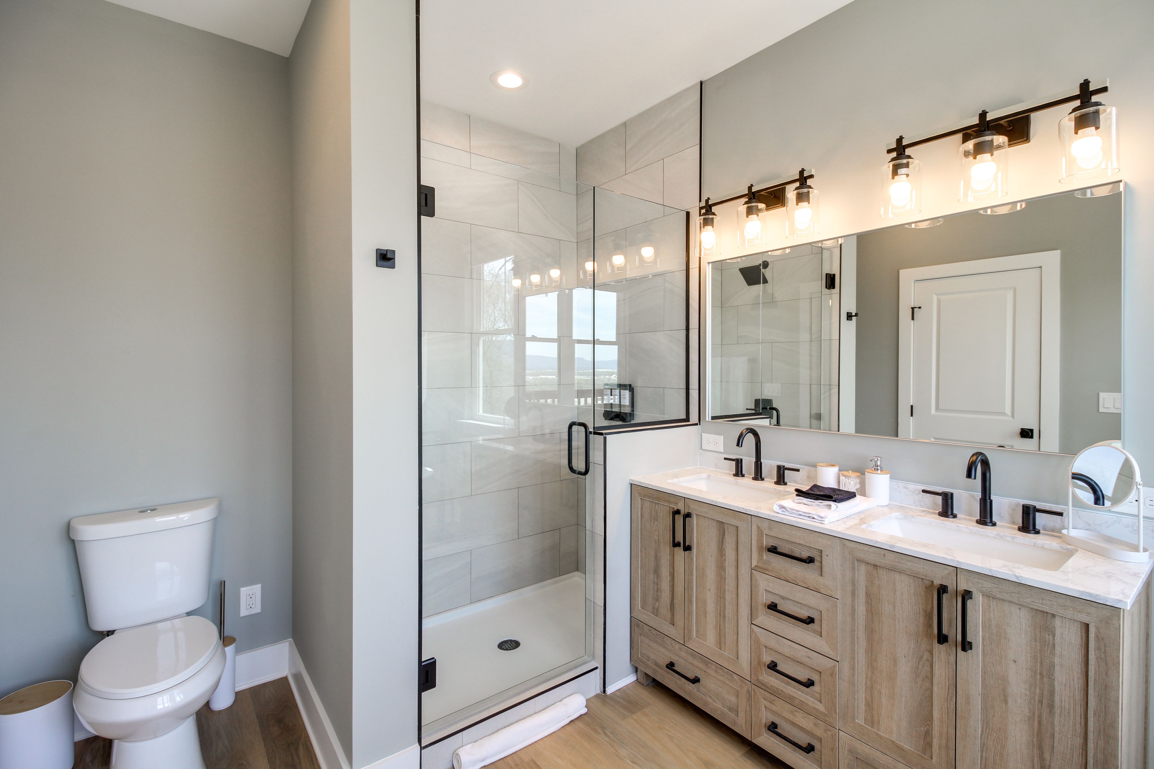 Full Bathroom | 2nd Floor