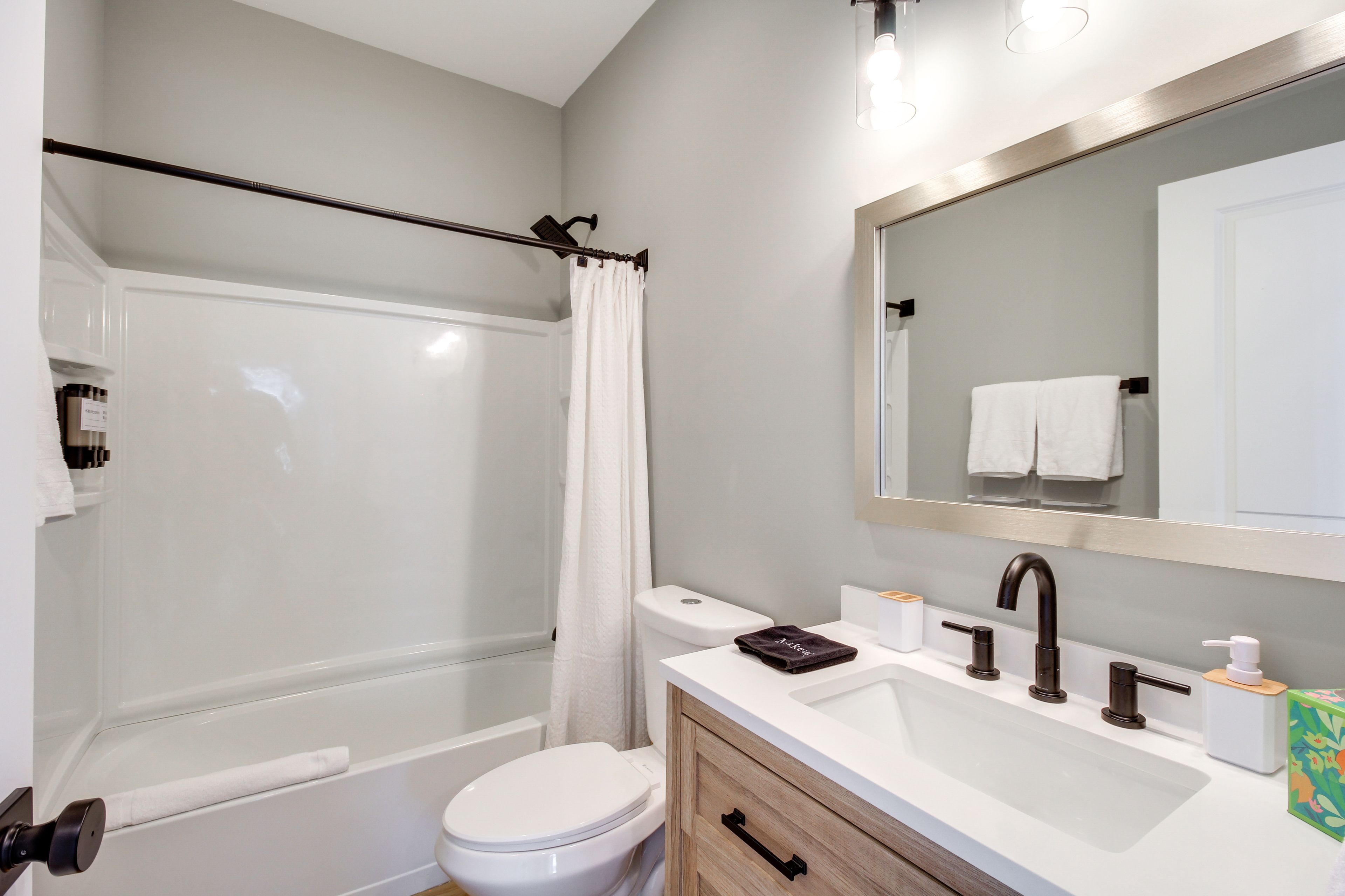 Full Bathroom | 2nd Floor