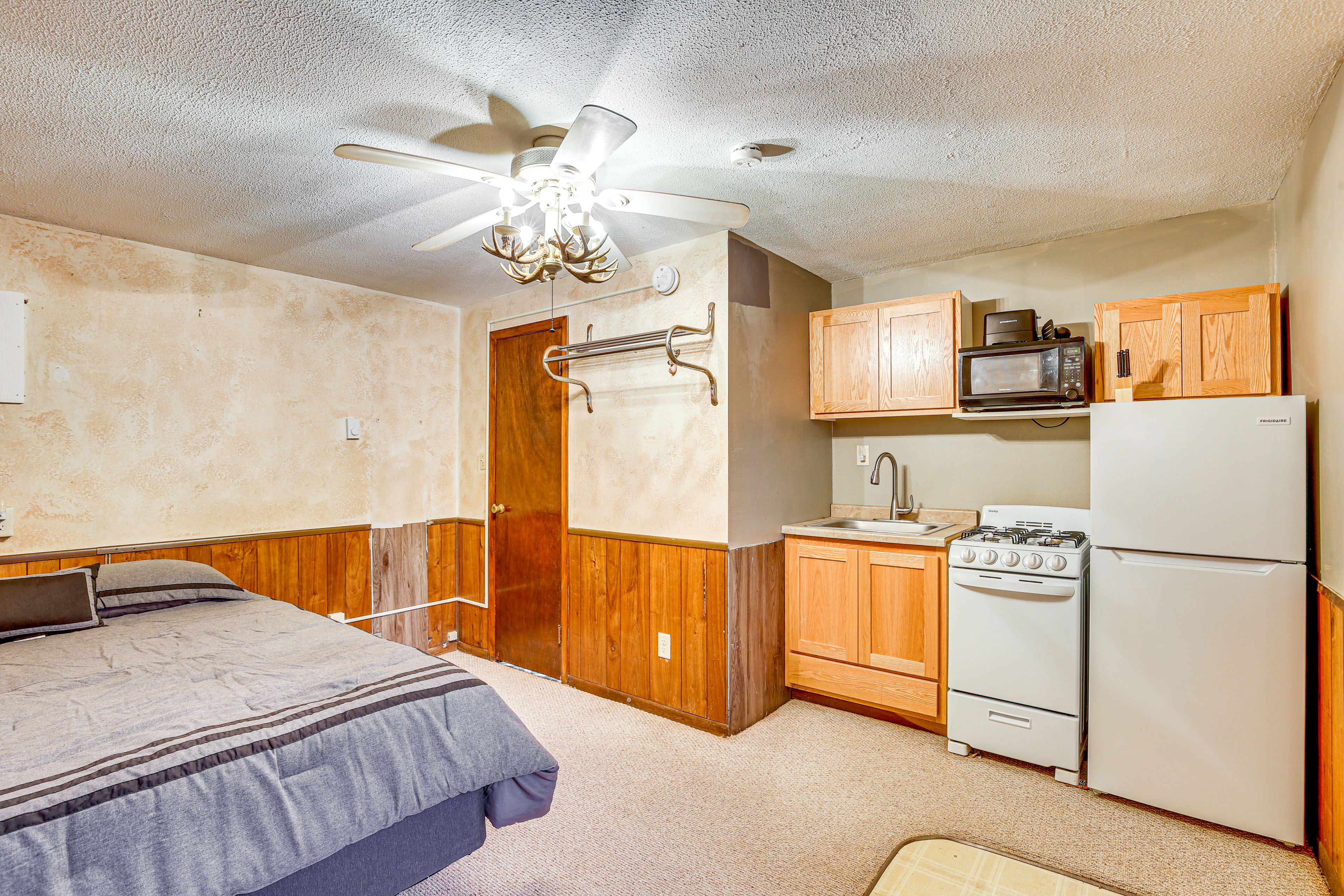 Kitchenette | Coffee Maker | Trash Bags & Paper Towels