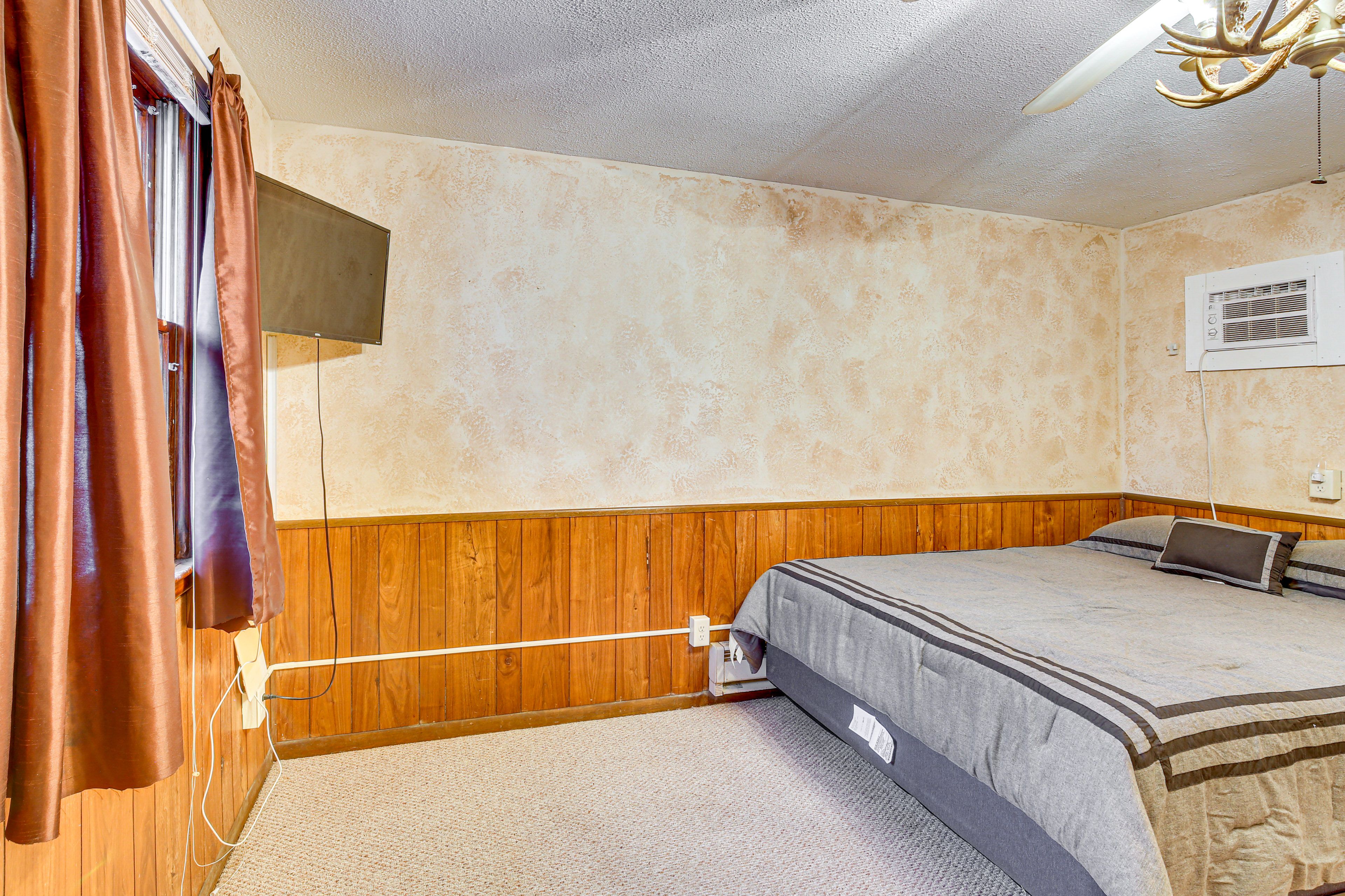Studio | Queen Bed | Linens Provided