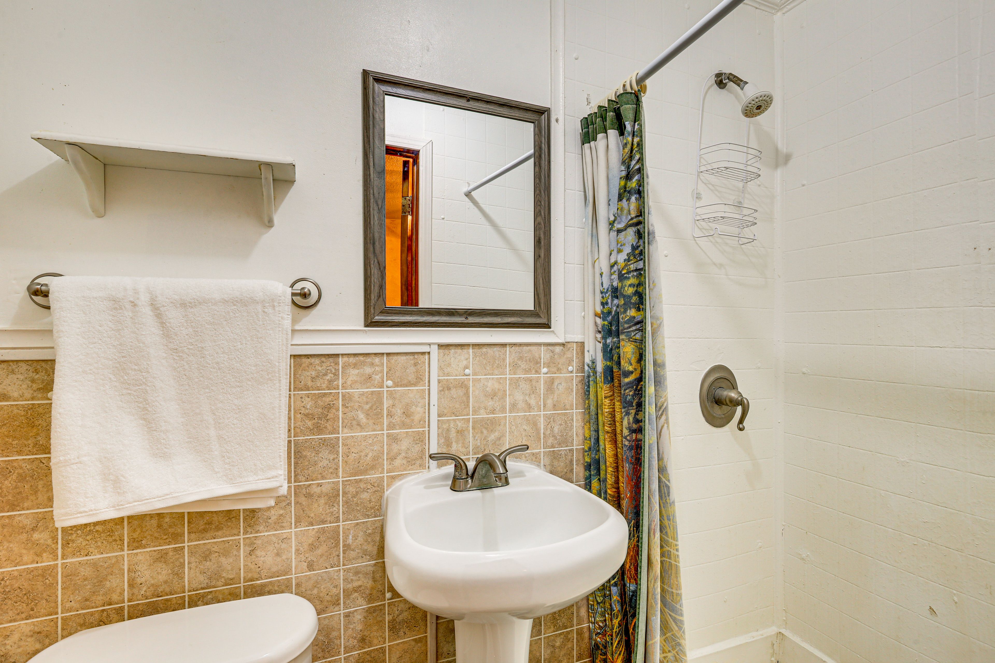 Full Bathroom | Towels Provided | Complimentary Toiletries