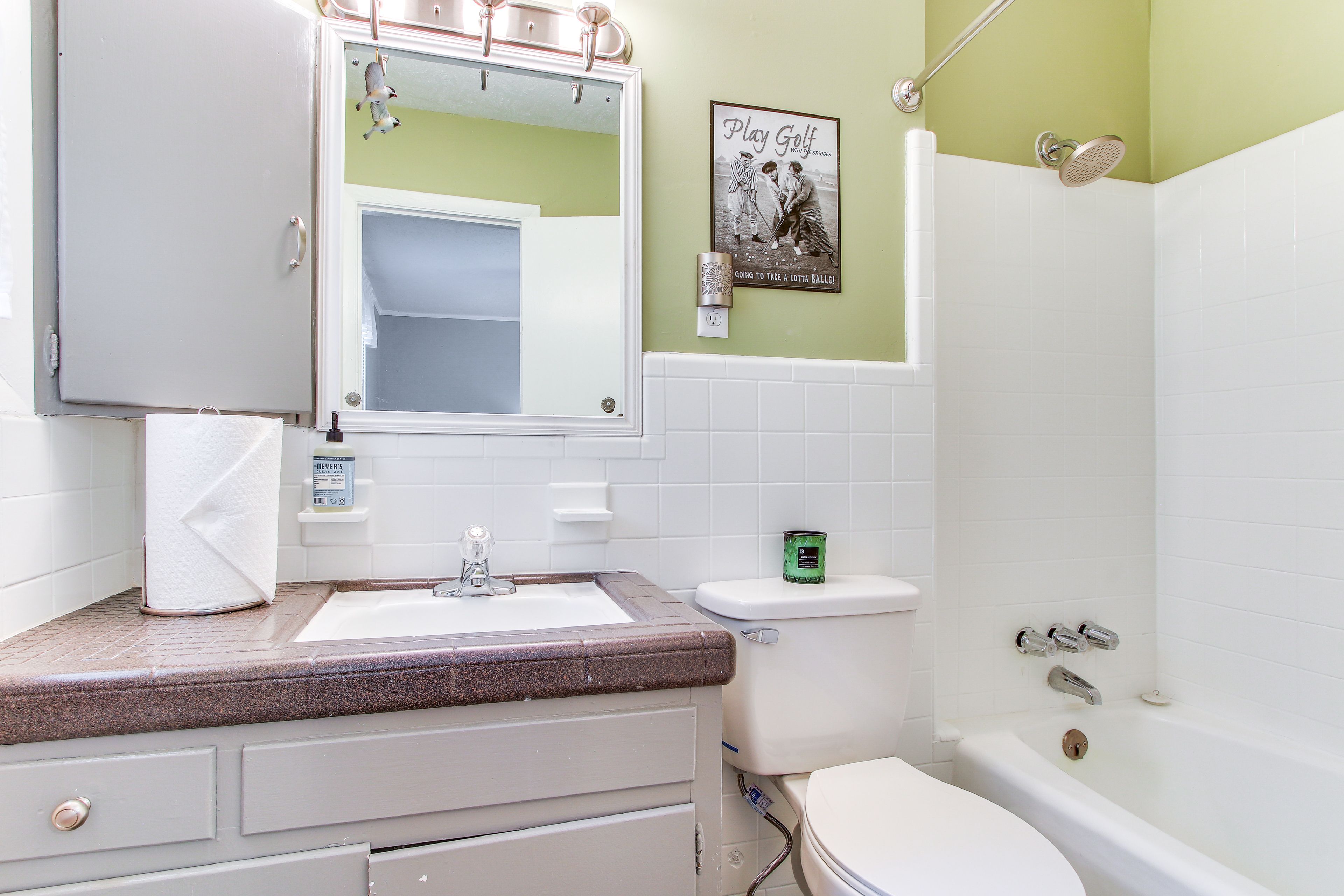 Full Bathroom | Towels Provided