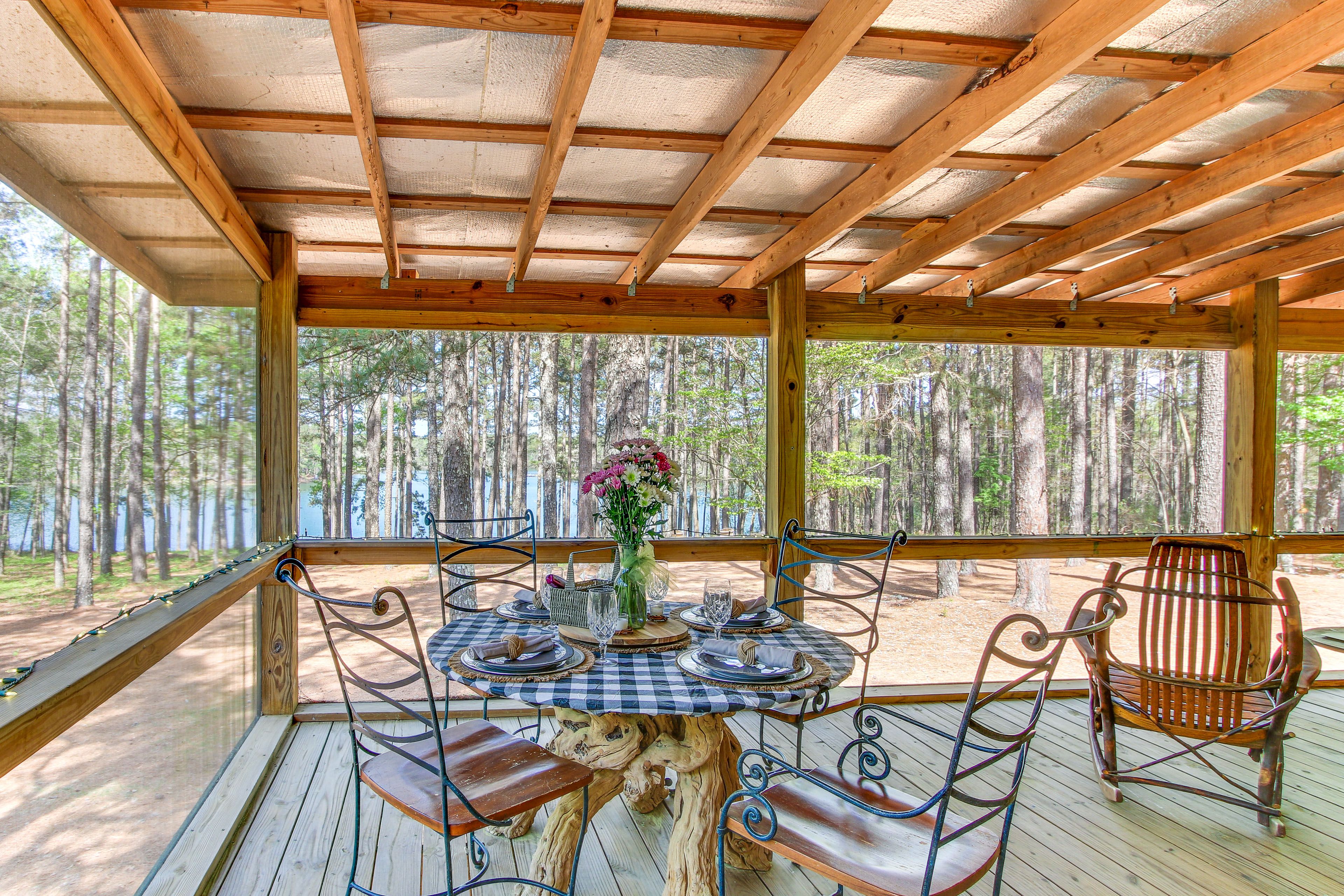 Screened Porch | Single-Story Home
