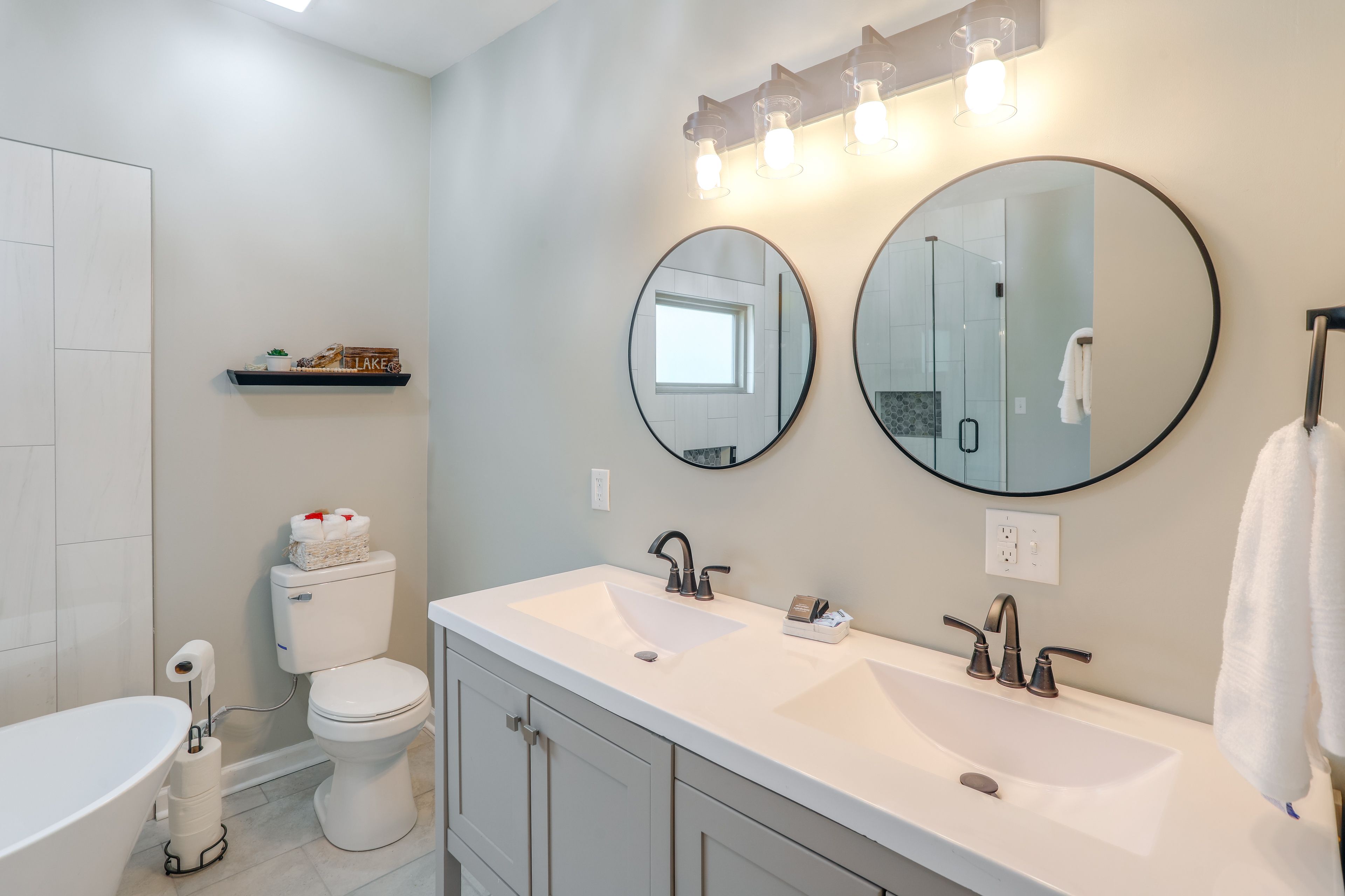 Full Bathroom | Towels Provided | Complimentary Toiletries
