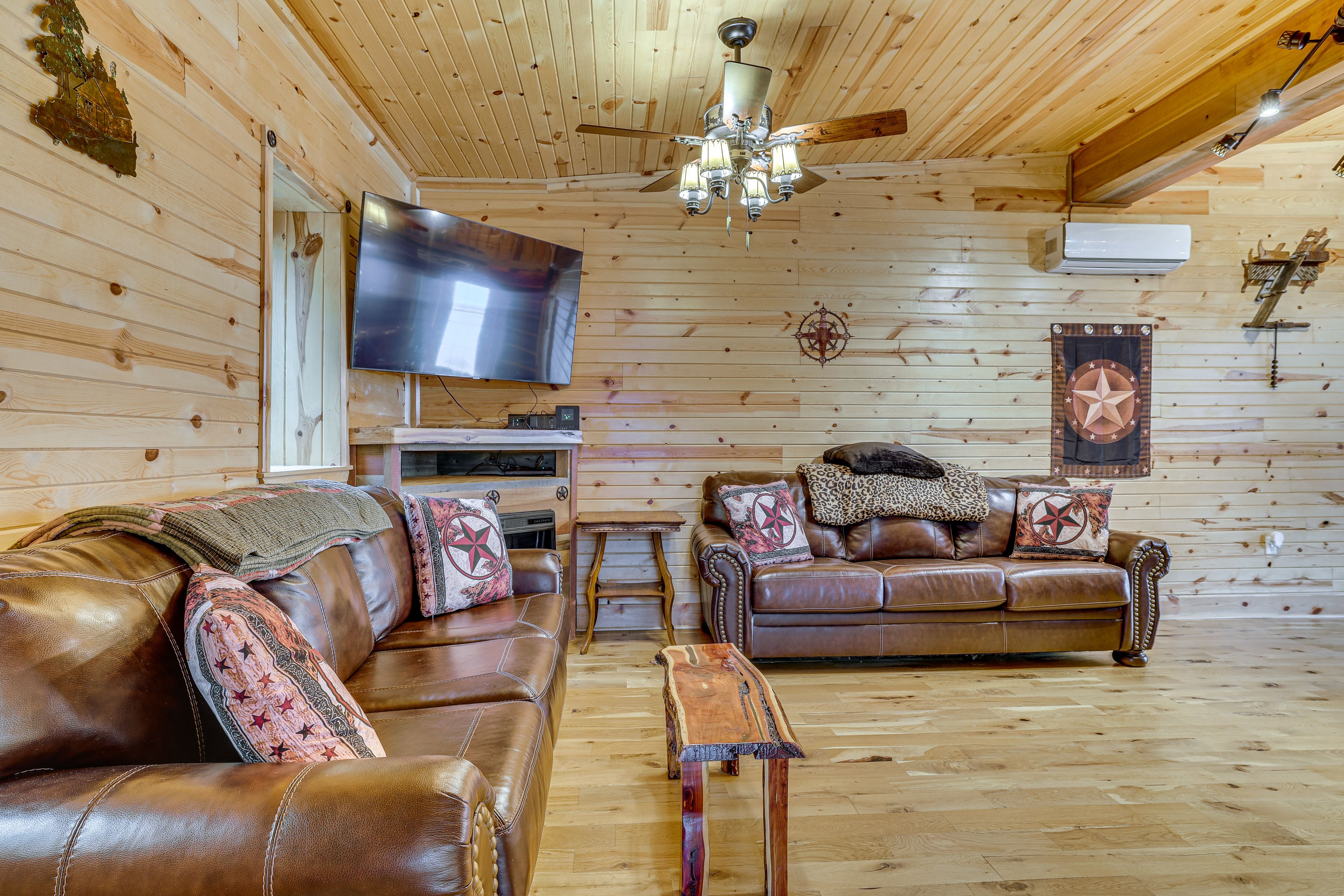 Studio | 2 Twin Sleeper Sofas | Main Level | Smart TV