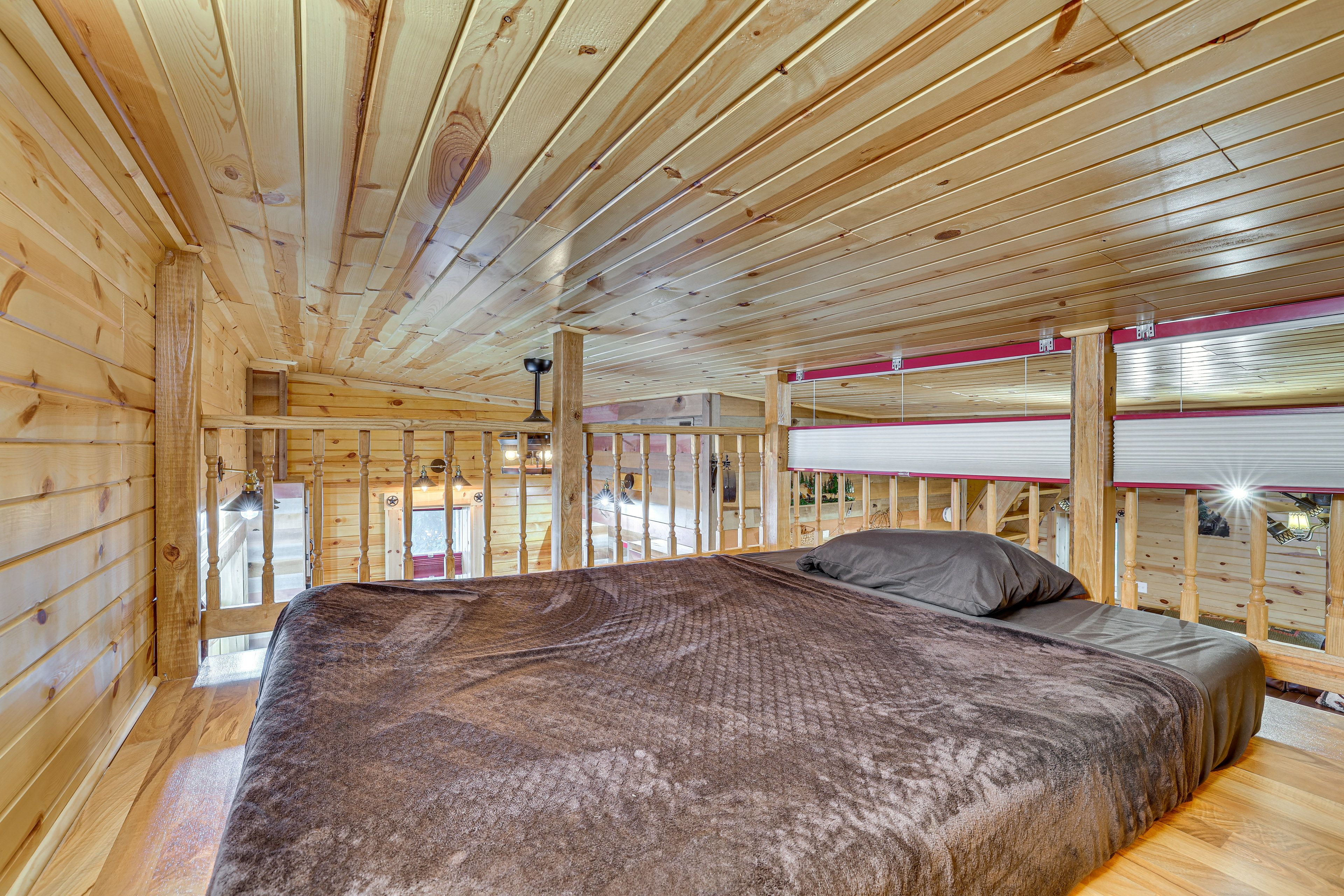 Studio | 2nd-Level Loft | Queen Floor Mattress