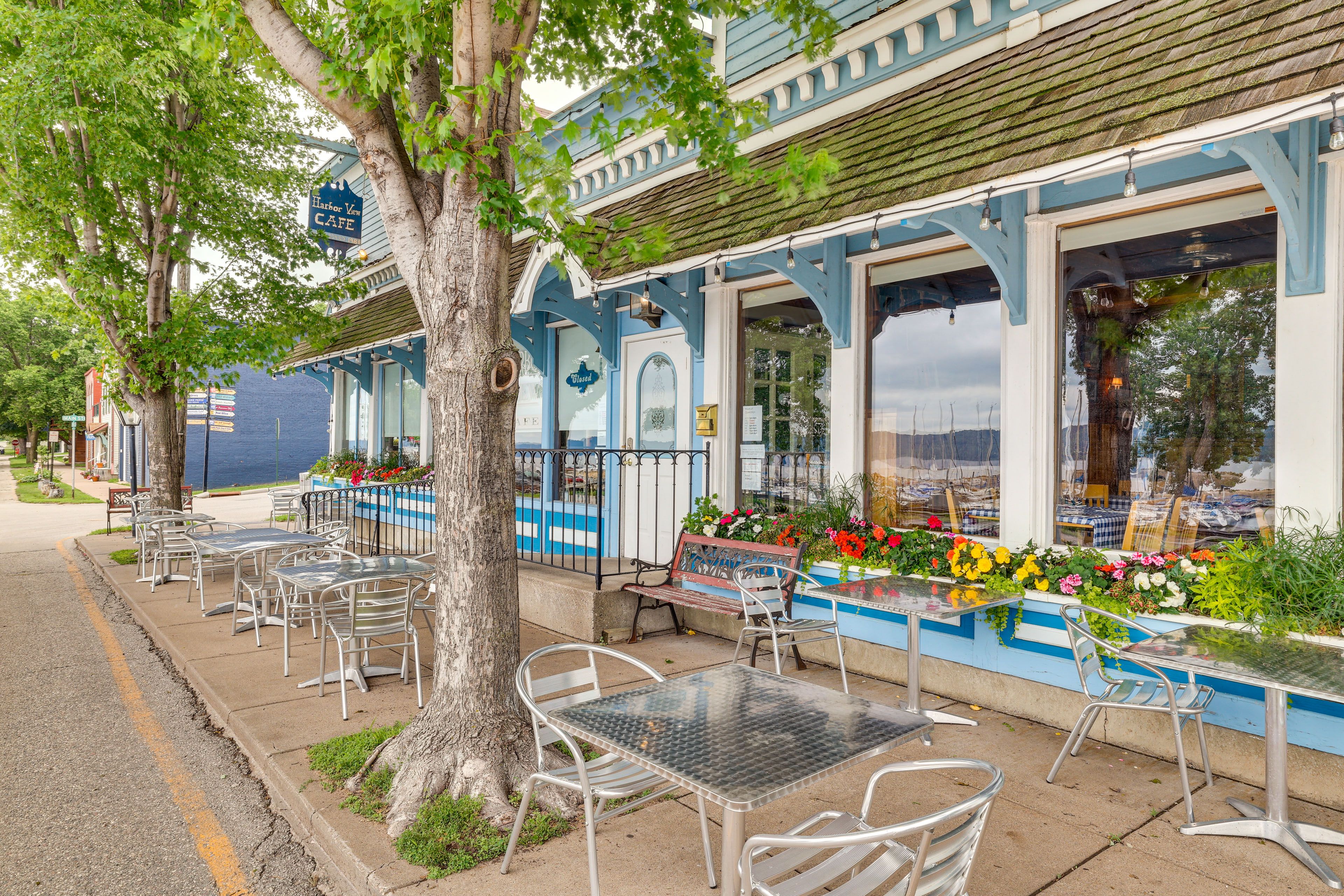 1 Block to Dining