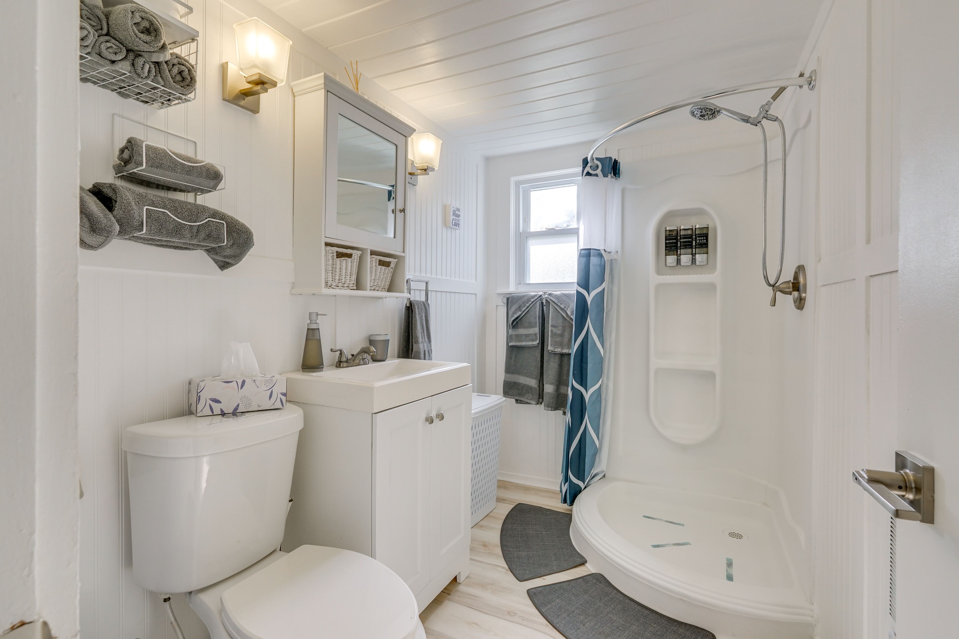 Full Bathroom | Towels Provided | Complimentary Toiletries