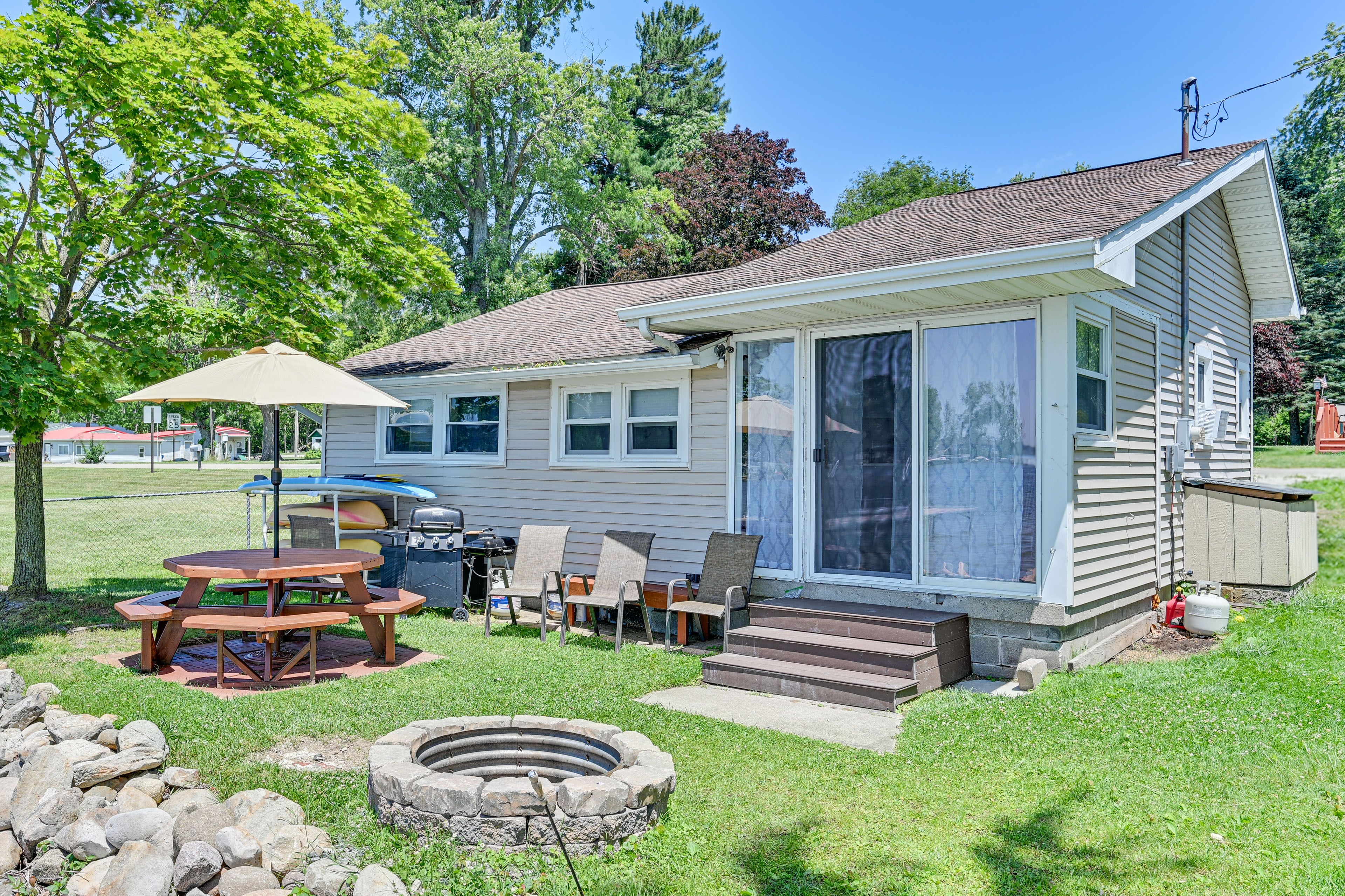 Backyard | Lake Views | 2 Grills | Paddle Board | Pedal Boat