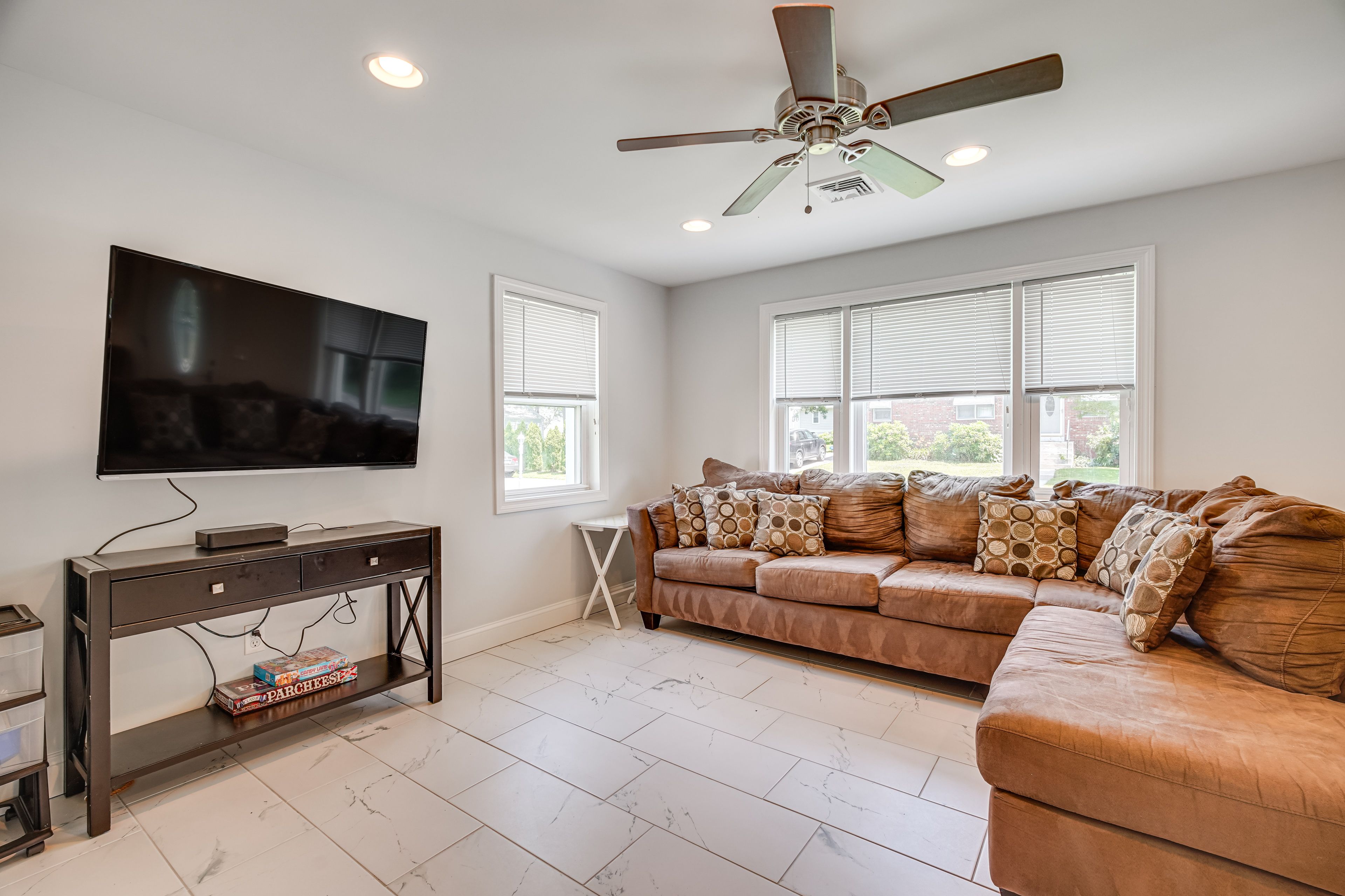 Living Room | Smart TV | Free WiFi | Central A/C & Heating