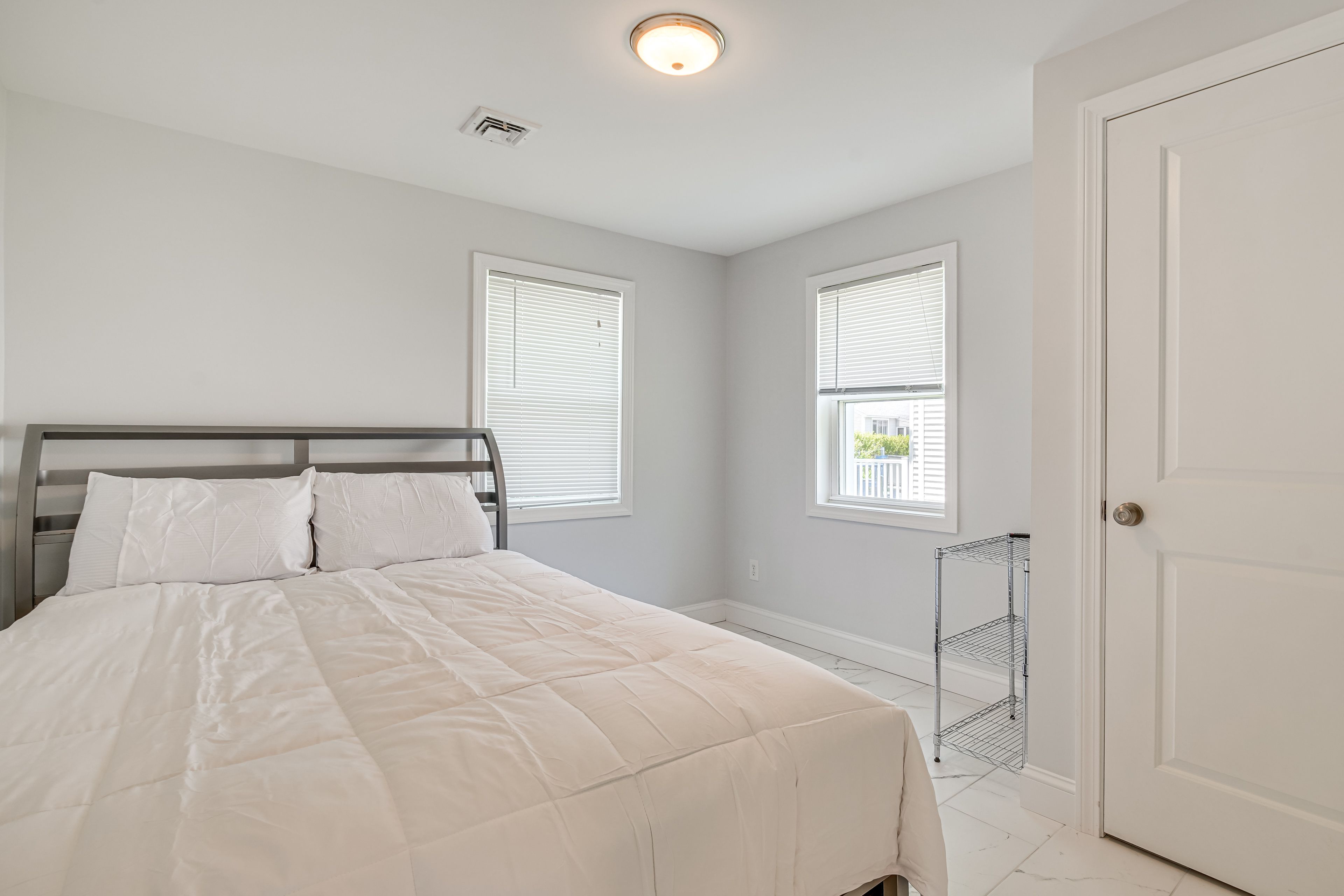Bedroom 1 | Queen Bed