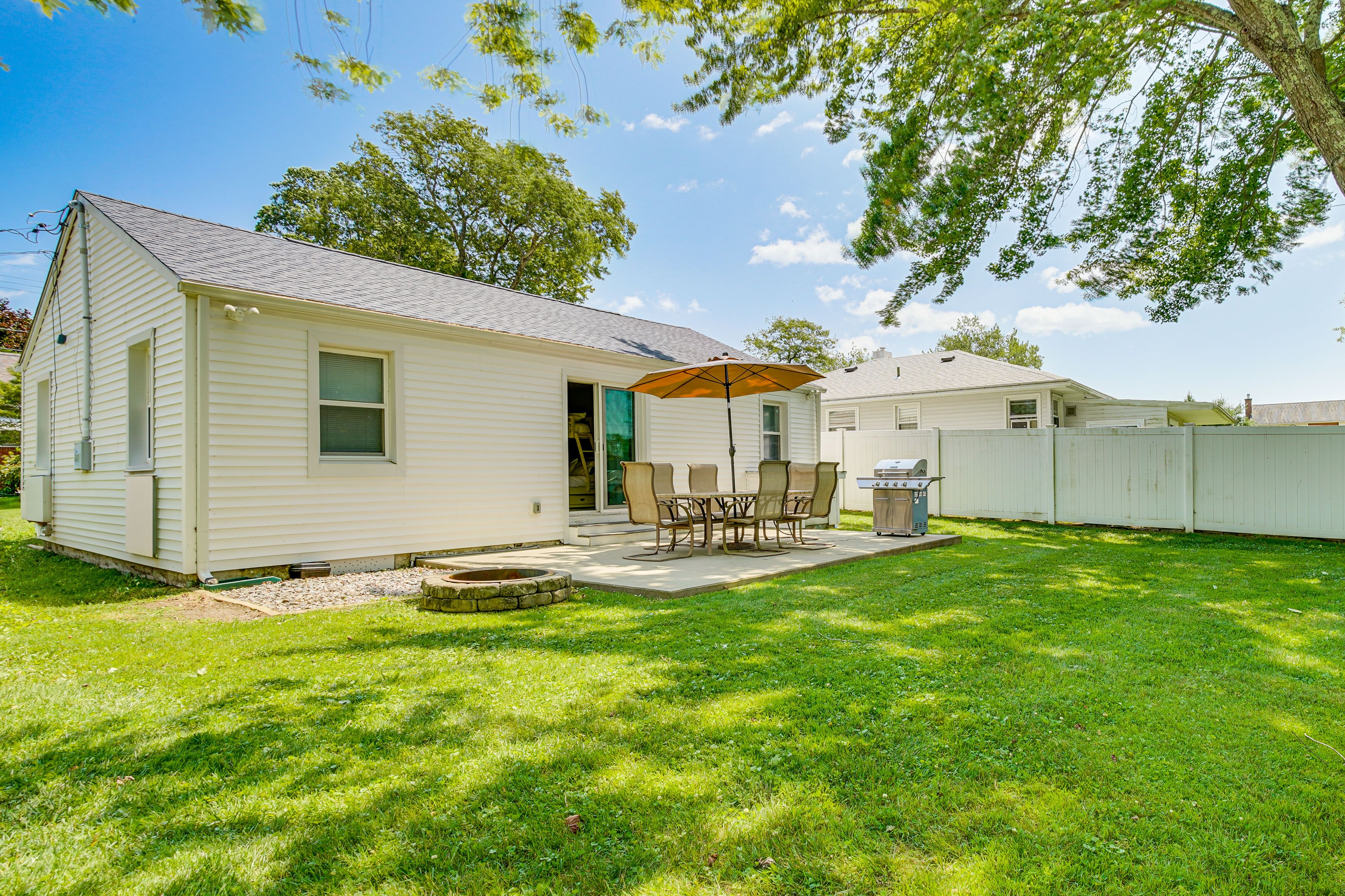 Old Lyme Vacation Rental | 3BR | 1BA | 900 Sq Ft | 1 Step to Enter