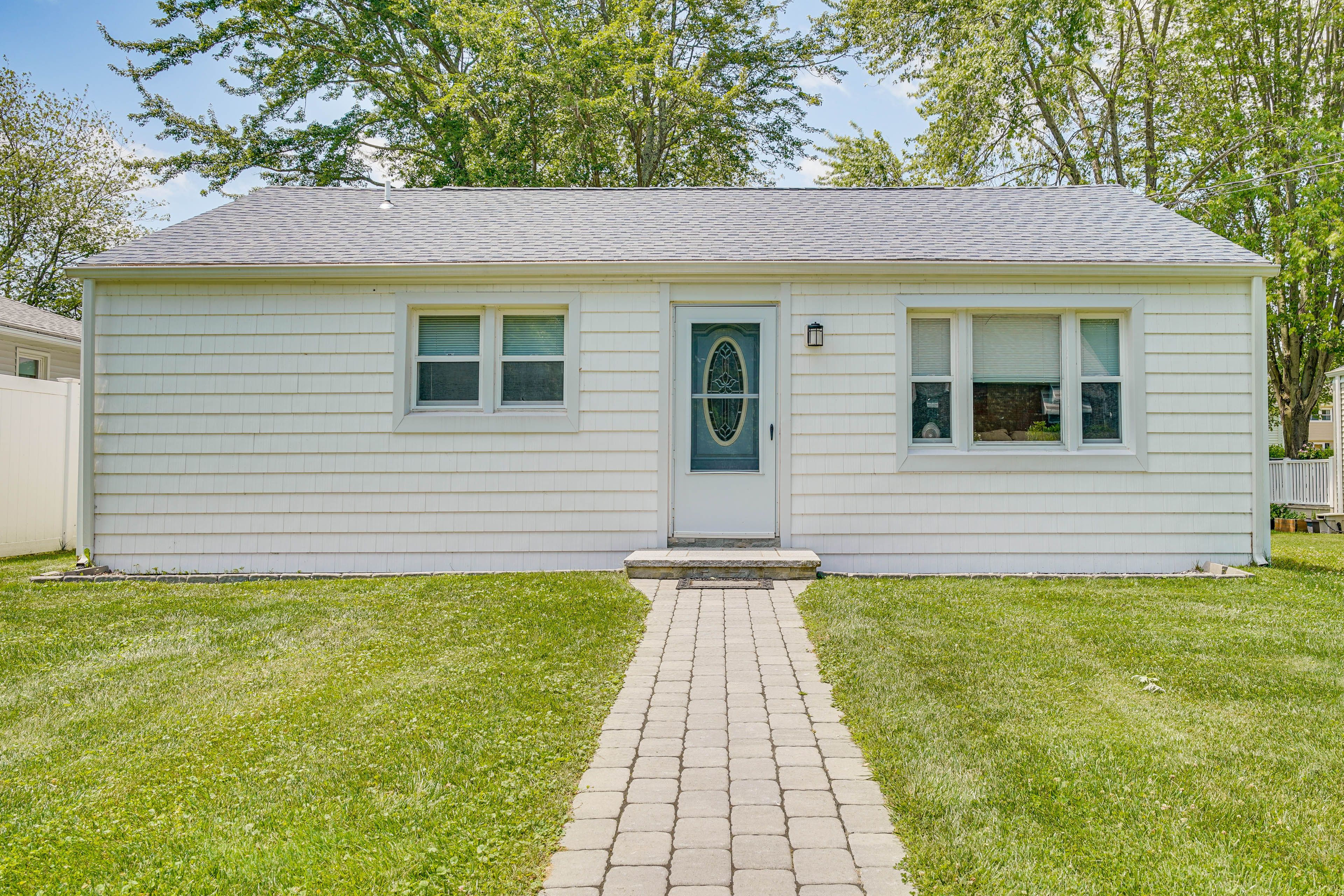 Property Exterior | Driveway (5 Vehicles)